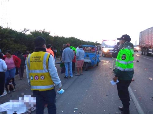 El choque entre un ómnibus y una motofurgoneta se produjo esta mañana a la altura del km 731 de la carretera Panamericana Norte, en la provincia de Chepén, región La Libertad. ANDINA/Difusión