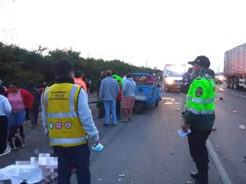 El choque entre un ómnibus y una motofurgoneta se produjo esta mañana a la altura del km 731 de la carretera Panamericana Norte, en la provincia de Chepén, región La Libertad. ANDINA/Difusión