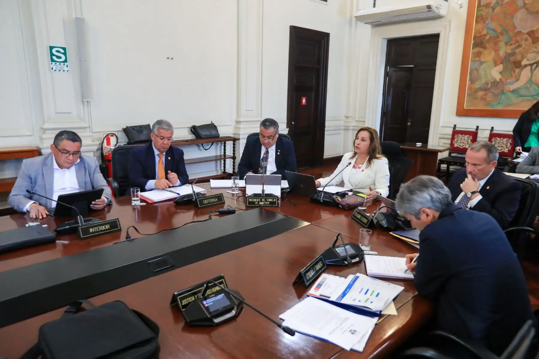 La presidenta de la república, Dina Ercilia Boluarte Zegarra, lidera una nueva sesión del Consejo de Ministros, en la cual se evalúan las estrategias y acciones que viene desarrollando el Ejecutivo, en el marco del estado de emergencia y la lucha frontal contra la criminalidad. Foto: ANDINA/ Prensa Presidencia