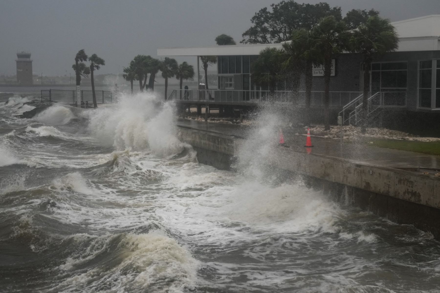 Las olas rompen a lo largo del muelle de St. Pete en San Petersburgo, Florida, mientras se espera que el huracán Milton toque tierra esta noche. AFP