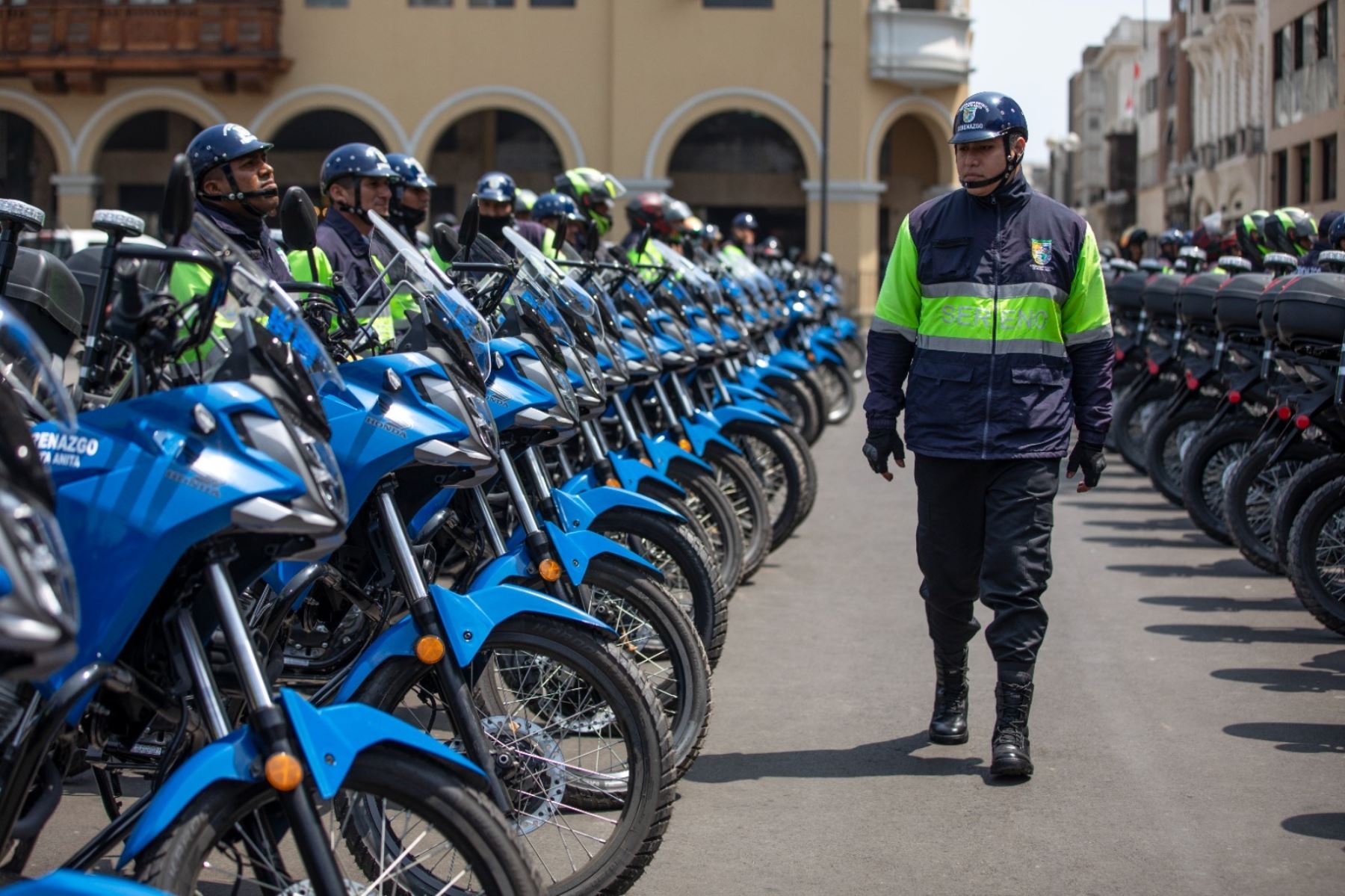 La comuna de Lima Metropolitana viene entregando en total 1,200 motocicletas a la Policía Nacional del Perú y 1,252 a los serenos, fortaleciendo las acciones de los miembros del orden para enfrentar a la criminalidad, con más patrullajes e intervenciones. ANDINA/ Municipalidad de Lima.