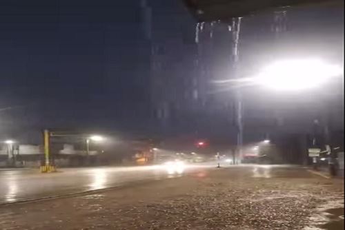 Las intensas lluvias con relámpagos de esta madrugada, que prácticamente han inundado algunas zonas de la ciudad de Puerto Maldonado, capital de la región Madre de Dios, y habrían afectado unas 100 viviendas por lo menos.