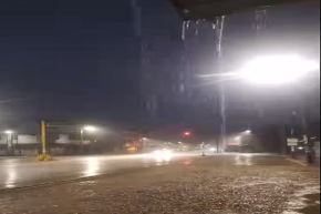 Las intensas lluvias con relámpagos de esta madrugada, que prácticamente han inundado algunas zonas de la ciudad de Puerto Maldonado, capital de la región Madre de Dios, y habrían afectado unas 100 viviendas por lo menos.