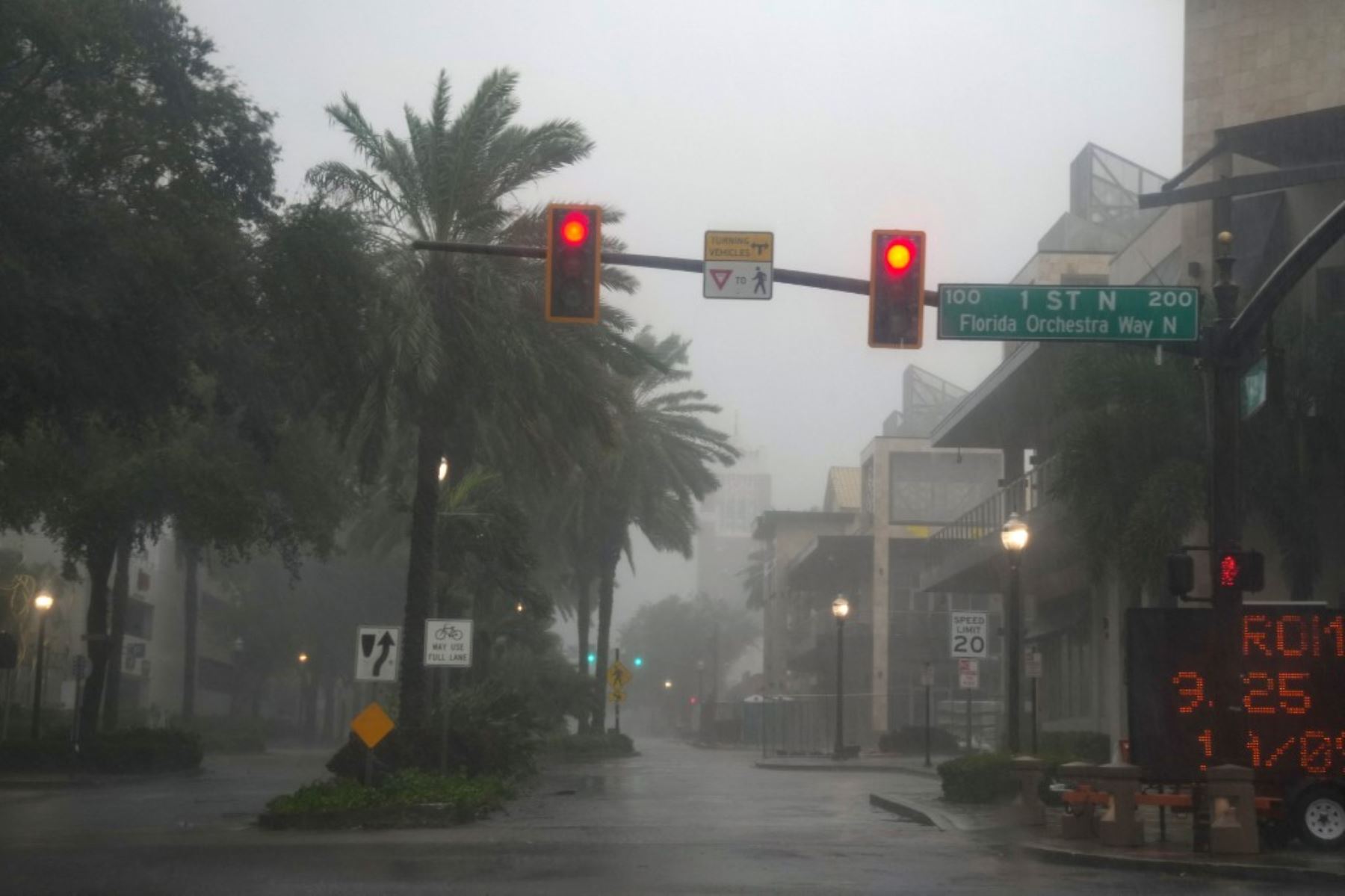 Luces de tráfico en el centro vacío de San Petersburgo, Florida, mientras se espera que el huracán Milton toque tierra a última hora del 9 de octubre de 2024. Los residentes de Florida huyeron o simplemente se refugiaron en las últimas horas del miércoles antes de que el enorme huracán Milton azotara el estado. Foto: AFP