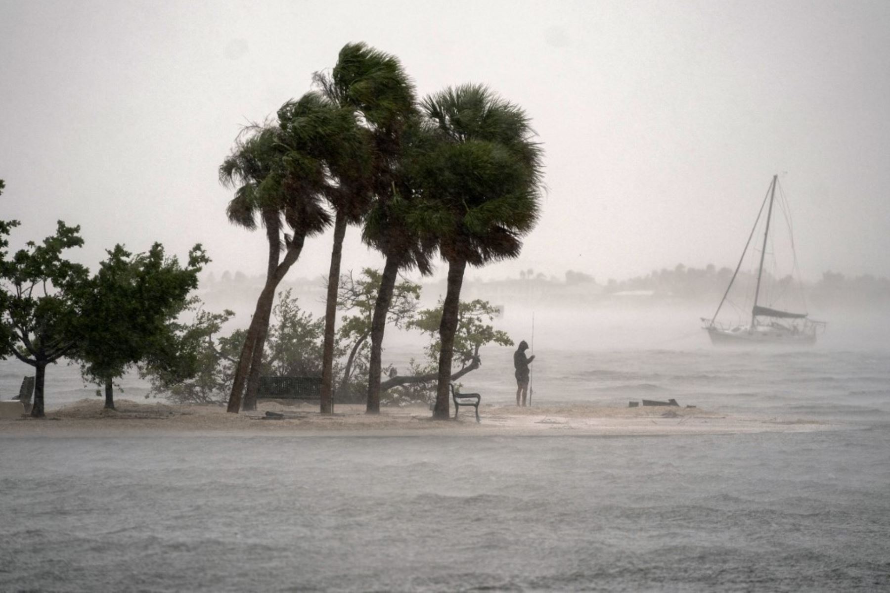 Una persona pesca mientras se acerca el huracán Milton el 9 de octubre de 2024 en Sarasota, Florida, EE.UU. Milton llega después del reciente huracán Helene, y azotará la costa central del Golfo de Florida y se espera que toque tierra con vientos destructivos e inundaciones. Foto: Getty Images/AFP