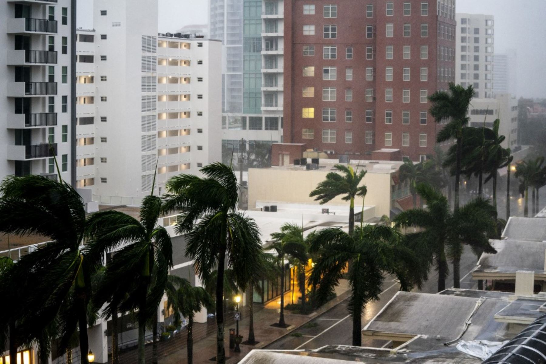 El viento y la lluvia azotan el área de Sarasota, Florida, en los EE.UU., a medida que se acerca el huracán Milton el 9 de octubre de 2024, que llega justo después del reciente huracán Helene, que azotará la costa central del Golfo de Florida y se espera que toque tierra con vientos destructivos e inundaciones. Foto: Getty Images/AFP