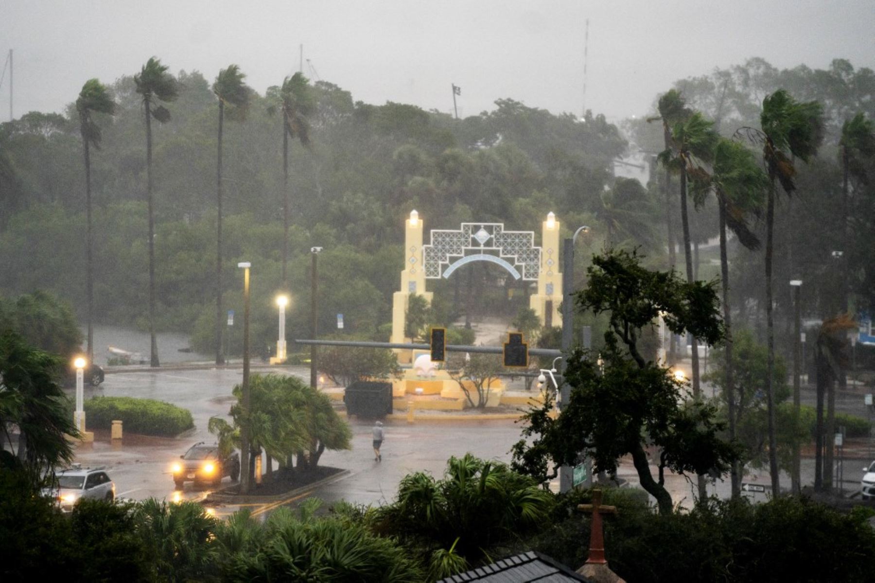 El viento y la lluvia azotan el área de Sarasota, Florida, en los EE.UU., a medida que se acerca el huracán Milton el 9 de octubre de 2024, que llega justo después del reciente huracán Helene, que azotará la costa central del Golfo de Florida y se espera que toque tierra con vientos destructivos e inundaciones. Foto: Getty Images/AFP