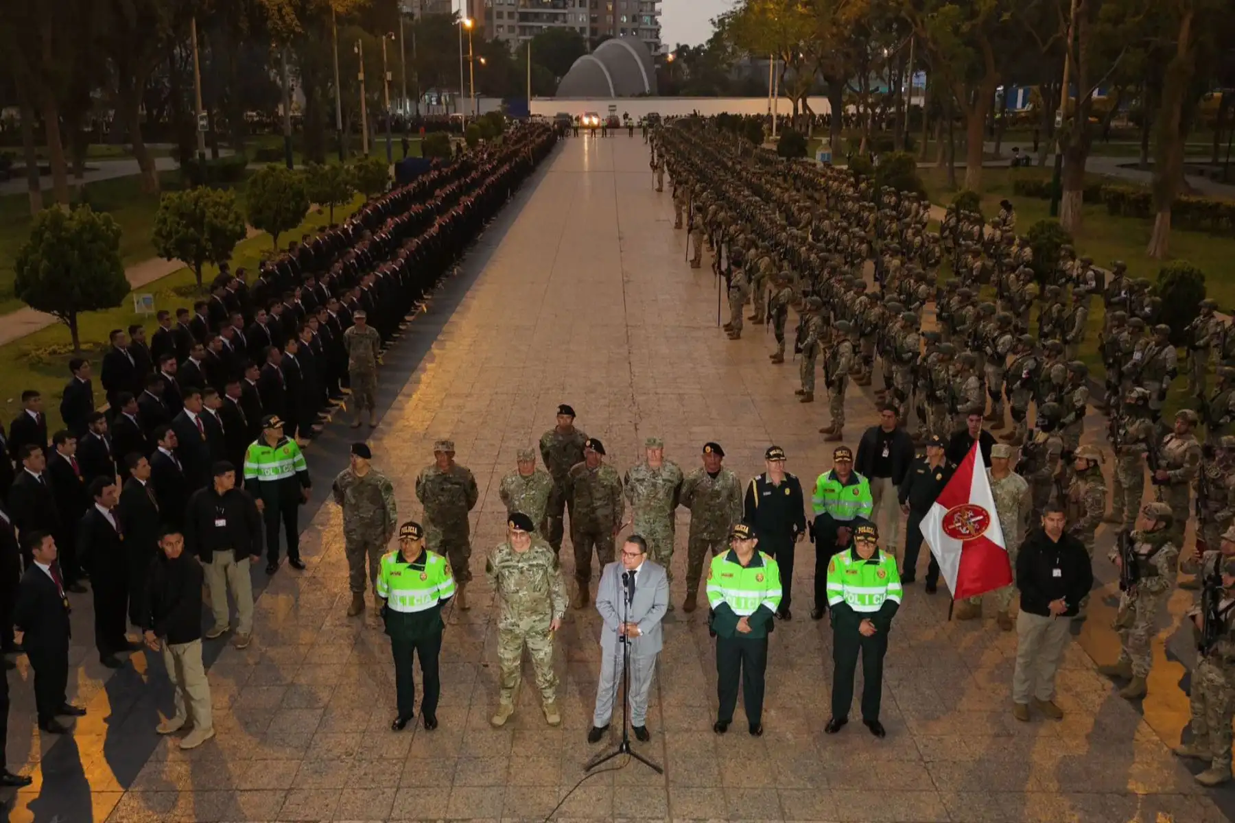 Desde la explanada del Campo de Marte en Jesús María, el ministro del Interior, Juan José Santiváñez, lideró la presentación de los escuadrones de la Policía Nacional del Perú, quienes junto al apoyo de las Fuerzas Armadas, se desplegarán durante el paro anunciado para el jueves 10 de octubre por transportistas informales.Foto: Mininter