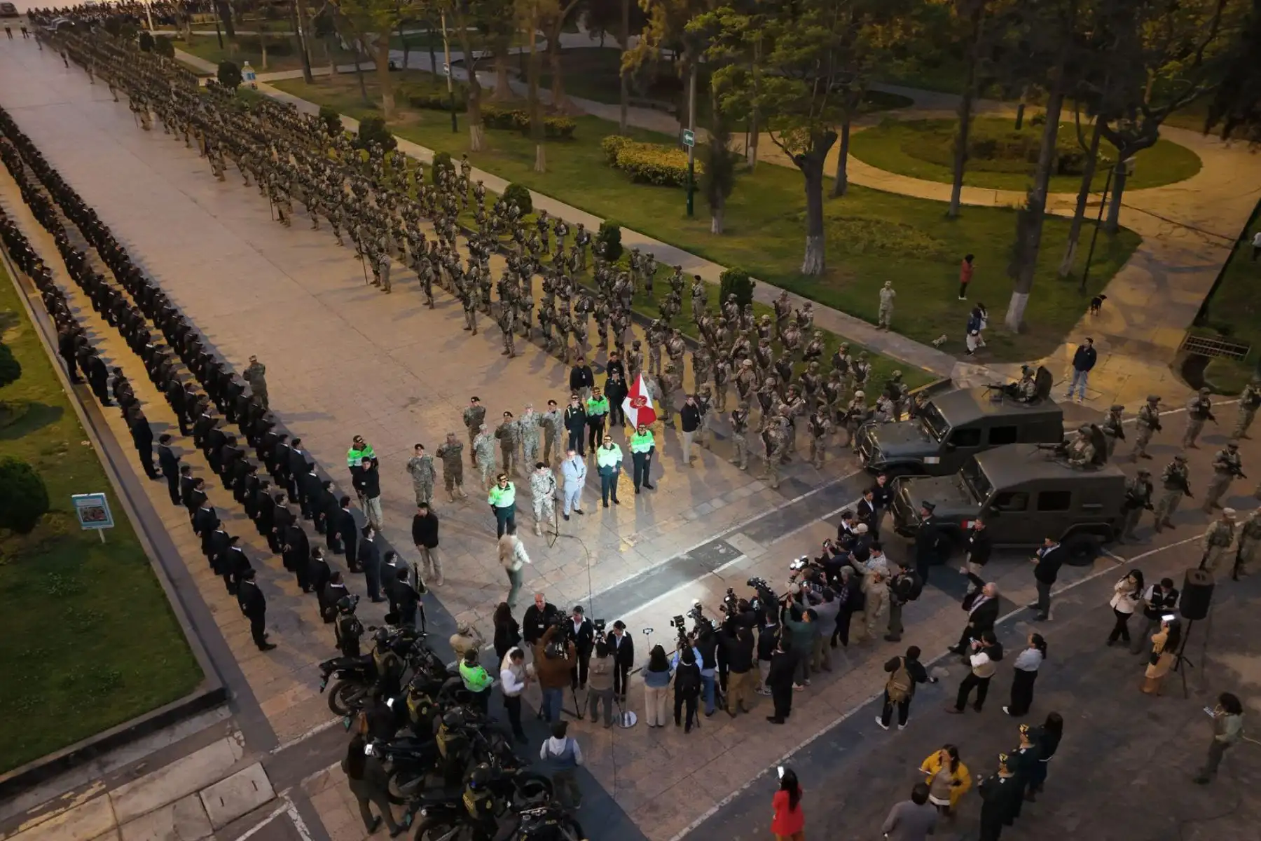 Desde la explanada del Campo de Marte en Jesús María, el ministro del Interior, Juan José Santiváñez, lideró la presentación de los escuadrones de la Policía Nacional del Perú, quienes junto al apoyo de las Fuerzas Armadas, se desplegarán durante el paro anunciado para el jueves 10 de octubre por transportistas informales.Foto: Mininter