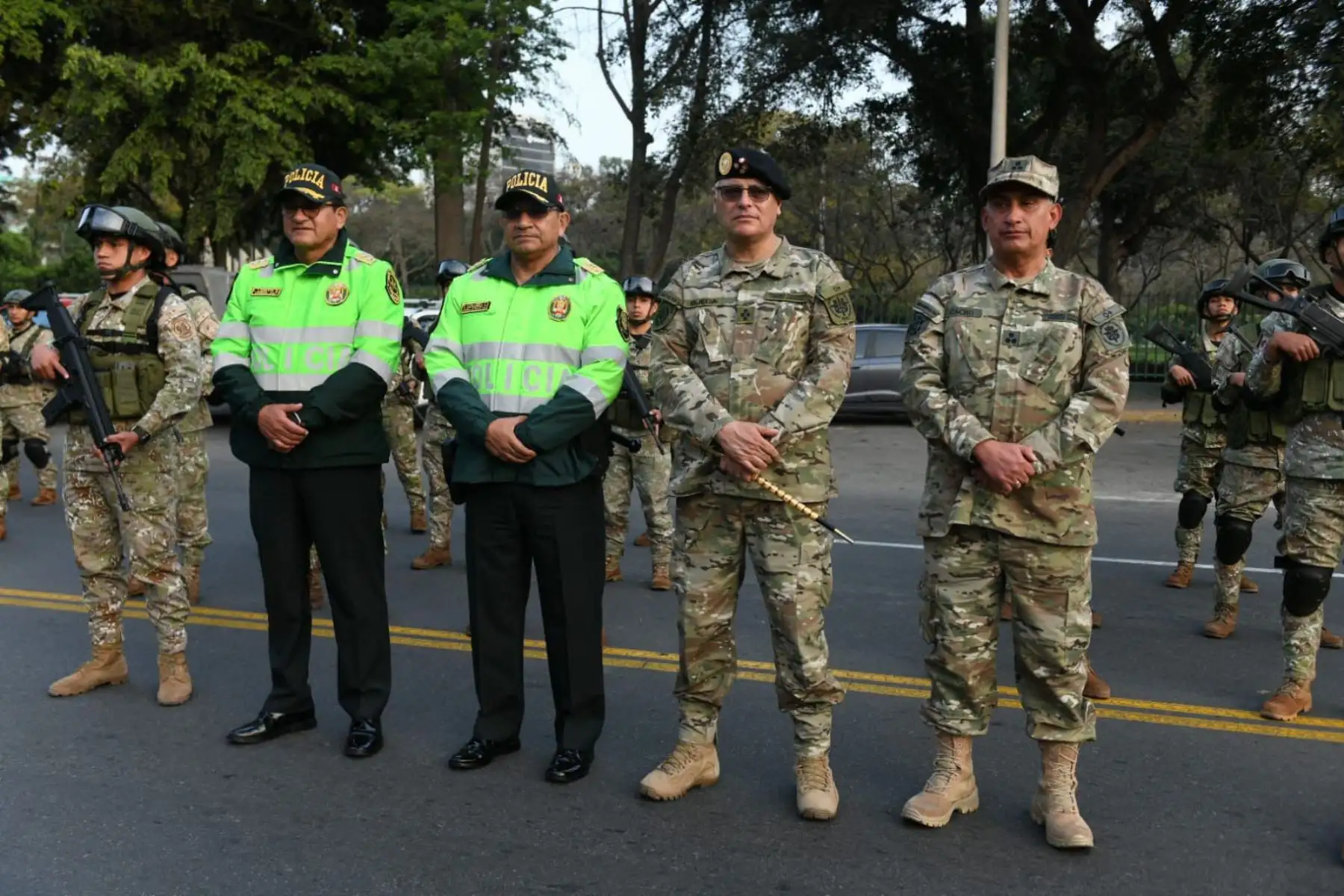 Desde la explanada del Campo de Marte en Jesús María, el ministro del Interior, Juan José Santiváñez, lideró la presentación de los escuadrones de la Policía Nacional del Perú, quienes junto al apoyo de las Fuerzas Armadas, se desplegarán durante el paro anunciado para el jueves 10 de octubre por transportistas informales.Foto: Mininter