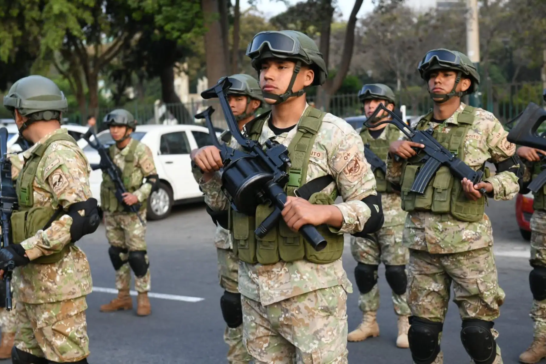 Desde la explanada del Campo de Marte en Jesús María, el ministro del Interior, Juan José Santiváñez, lideró la presentación de los escuadrones de la Policía Nacional del Perú, quienes junto al apoyo de las Fuerzas Armadas, se desplegarán durante el paro anunciado para el jueves 10 de octubre por transportistas informales.Foto: Mininter