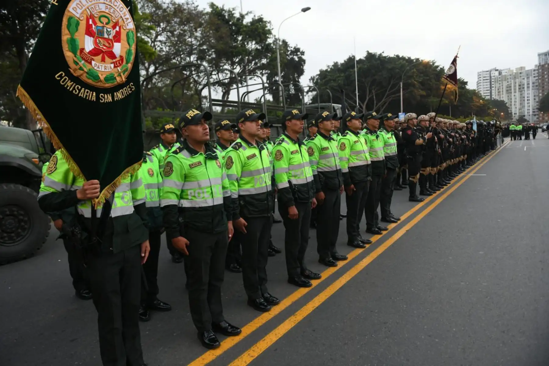 Desde la explanada del Campo de Marte en Jesús María, el ministro del Interior, Juan José Santiváñez, lideró la presentación de los escuadrones de la Policía Nacional del Perú, quienes junto al apoyo de las Fuerzas Armadas, se desplegarán durante el paro anunciado para el jueves 10 de octubre por transportistas informales.Foto: Mininter