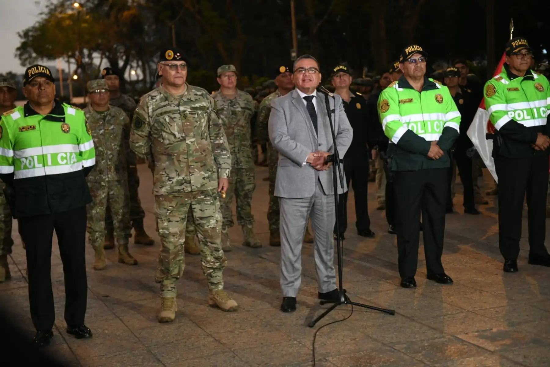 Desde la explanada del Campo de Marte en Jesús María, el ministro del Interior, Juan José Santiváñez, lideró la presentación de los escuadrones de la Policía Nacional del Perú, quienes junto al apoyo de las Fuerzas Armadas, se desplegarán durante el paro anunciado para el jueves 10 de octubre por transportistas informales.Foto: Mininter