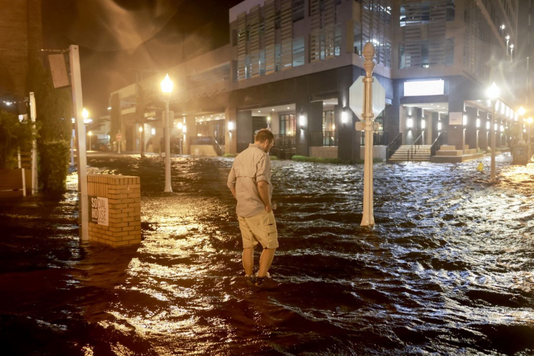 Brandon Marlow camina entre las aguas que inundaron la calle después de que el huracán Milton tocara tierra en el área de Sarasota el 9 de octubre de 2024, en Fort Myers, Florida, EE.UU. Foto: Getty Images/AFP