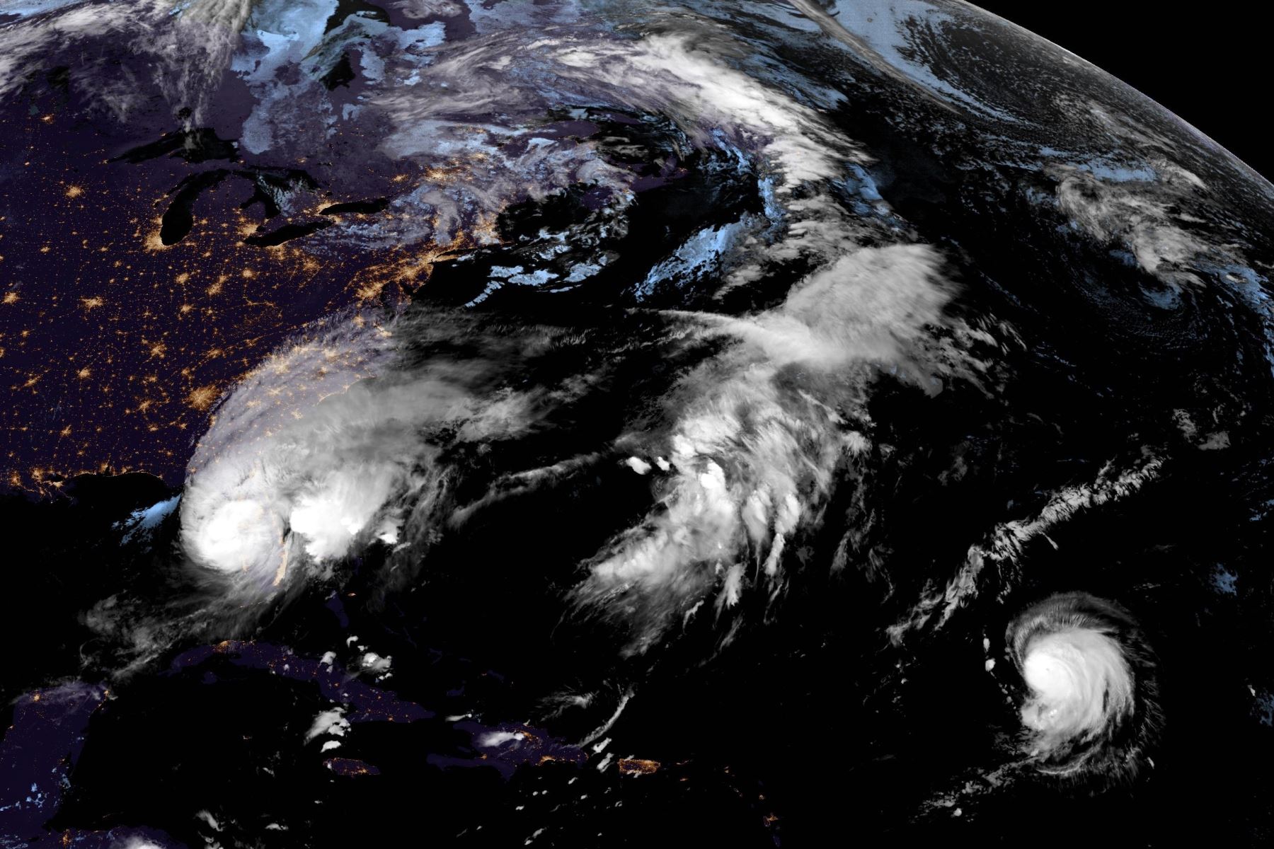 Fotografía satelital cedida este miércoles por la Oficina Nacional de Administración Oceánica y Atmosférica a través del Centro Nacional de Huracanes, donde se muestra la localización del huracán Milton (izquierda) entrando por Florida. El huracán Milton tocó tierra la noche de este miércoles cerca de Siesta Key, en la costa oeste de Florida (EE.UU.), con vientos máximos sostenidos de 205 kilómetros por hora, es decir con categoría 3. Foto: EFE