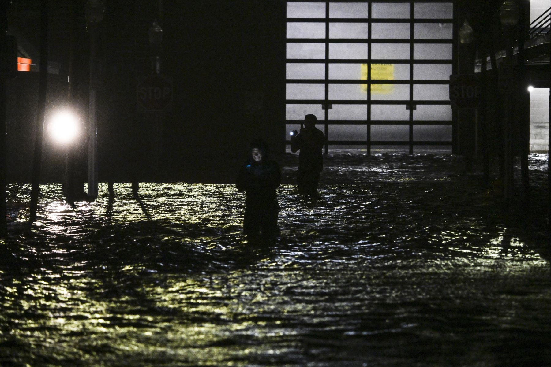 La gente toma fotografías y vídeos mientras camina por las calles inundadas después de que el huracán Milton tocara tierra en Fort Myers, Florida, EE.UU., el 9 de octubre de 2024. Foto: AFP