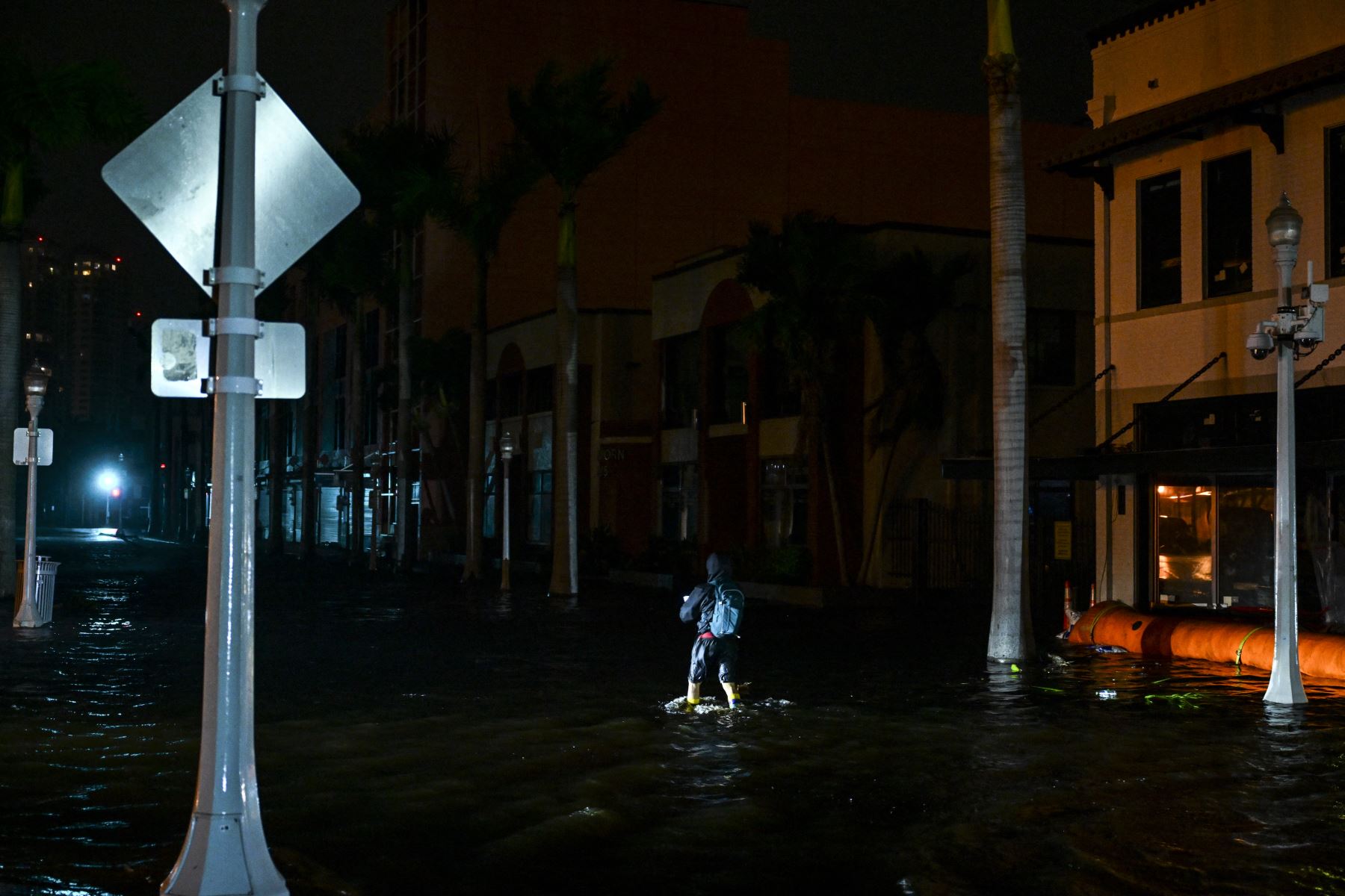 La gente toma fotografías y vídeos mientras camina por las calles inundadas después de que el huracán Milton tocara tierra en Fort Myers, Florida, EE.UU., el 9 de octubre de 2024. Foto: AFP