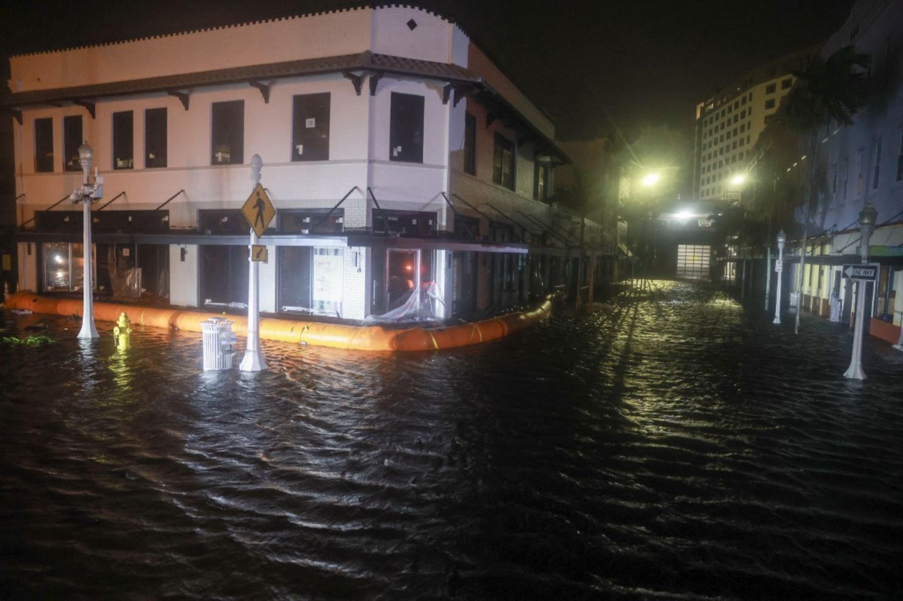 Calles inundadas después de que el huracán Milton tocara tierra en el área de Sarasota el 9 de octubre de 2024, en Fort Myers, Florida, EE.UU. Foto: Getty Images/AFP