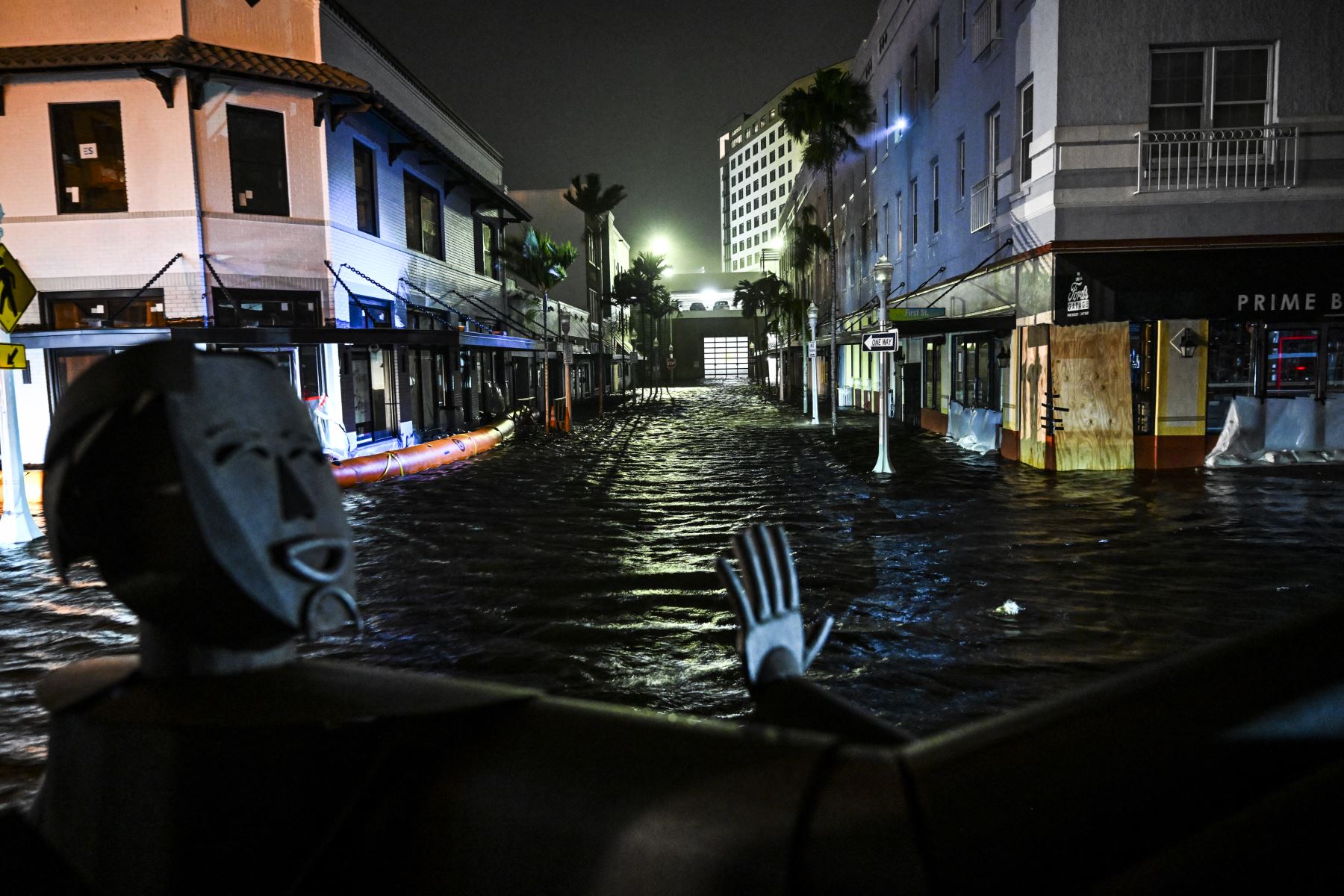 Calles inundadas de agua después de que el huracán Milton tocó tierra en Fort Myers, Florida, EE.UU., el 9 de octubre de 2024. Foto: AFP