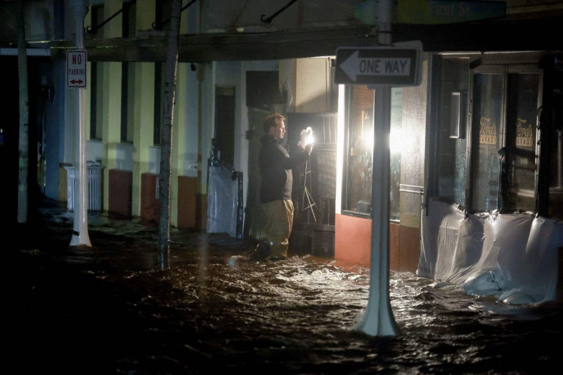 Una persona camina por las calles inundadas después de que el huracán Milton tocara tierra en el área de Sarasota el 9 de octubre de 2024, en Fort Myers, Florida, EE.UU. Foto: Getty Images/AFP