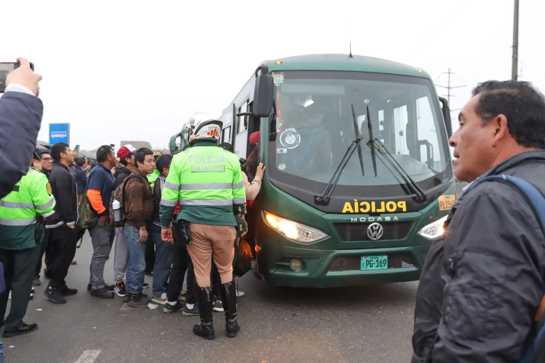 Policía Nacional, pone a disposición buses policiales para el transporte público, durante el paro convocado por grupos de transportistas en Lima y Callao. Foto: ANDINA/ Lino Chipana