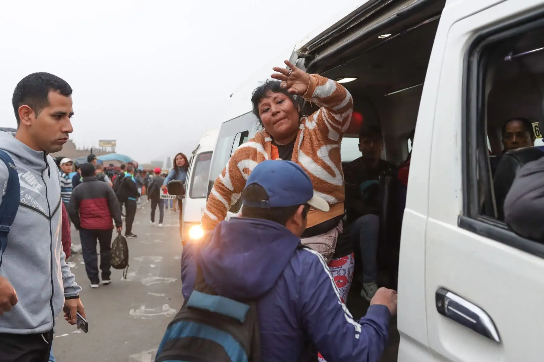 Paraderos de transporte público a la altura del Puente Nuevo, en el Cruce de las avenidas Malecón Checa y Pirámide del Sol, entre los distritos de San Juan de Lurigancho y El Agustino,a consecuencia de un paro convocado por un grupo de transportistas. Foto: ANDINA/ Lino Chipana