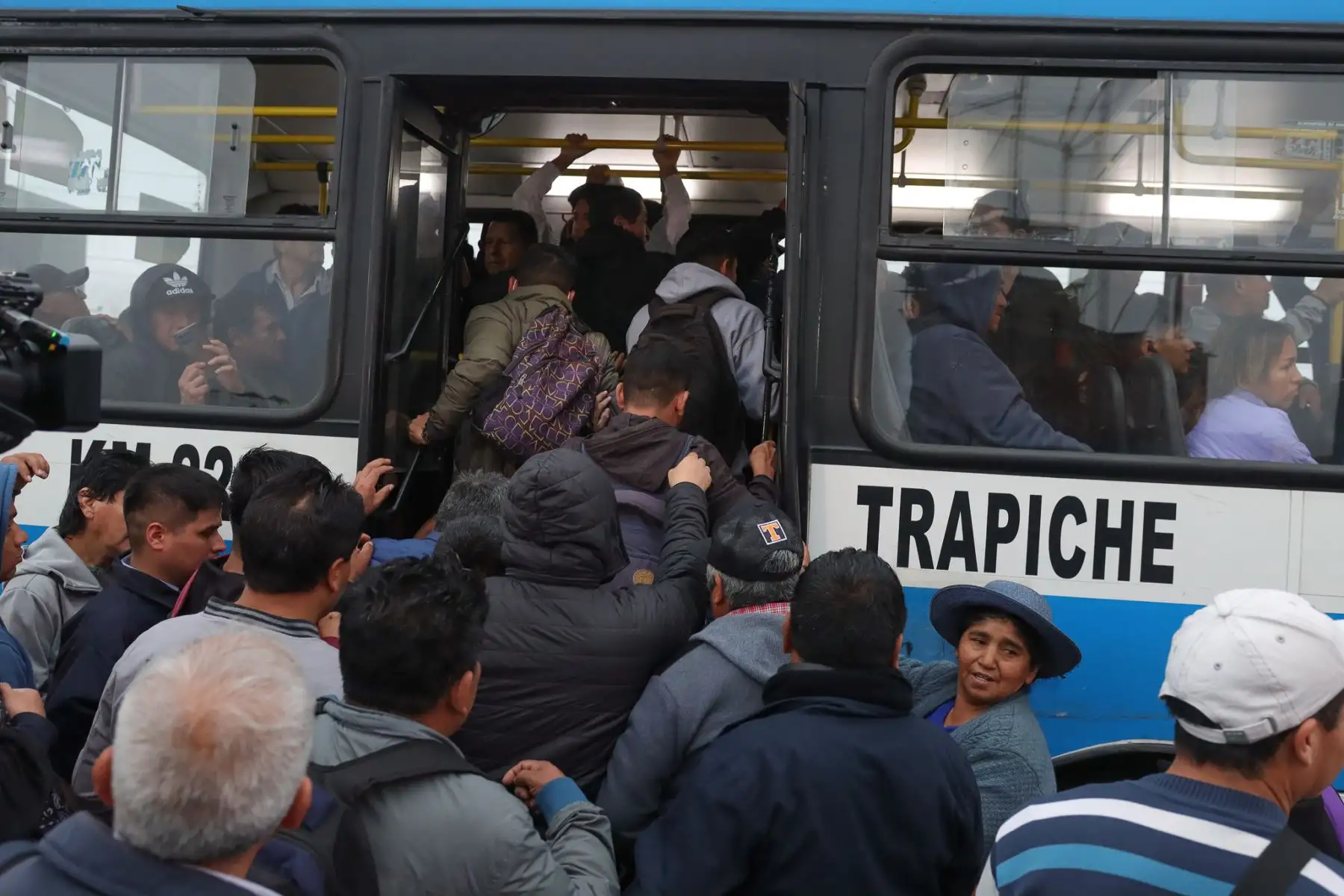 Paraderos de transporte público a la altura del Puente Nuevo, en el Cruce de las avenidas Malecón Checa y Pirámide del Sol, entre los distritos de San Juan de Lurigancho y El Agustino,a consecuencia de un paro convocado por un grupo de transportistas. Foto: ANDINA/ Lino Chipana