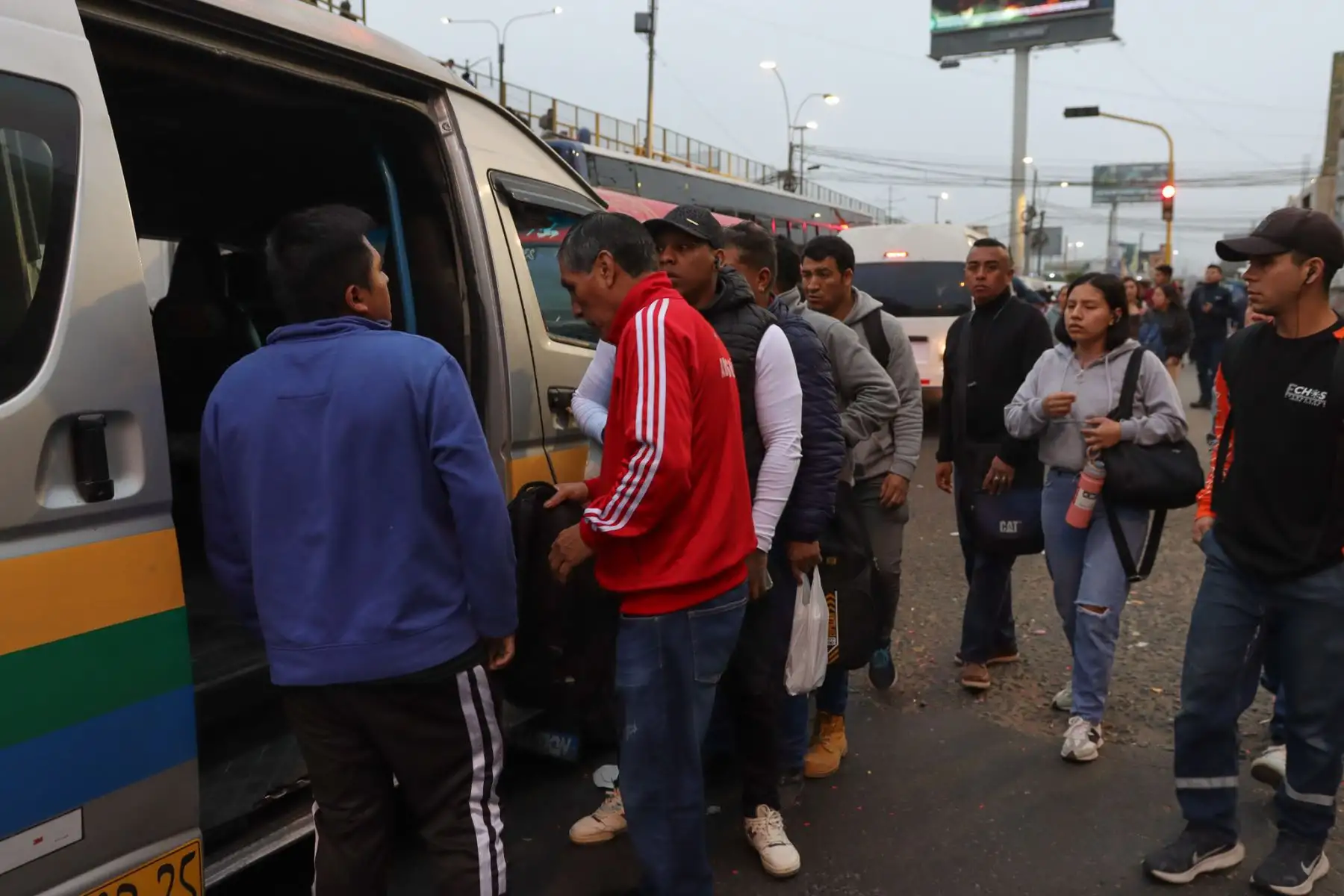 Paraderos de transporte público a la altura del Puente Nuevo, en el Cruce de las avenidas Malecón Checa y Pirámide del Sol, entre los distritos de San Juan de Lurigancho y El Agustino,a consecuencia de un paro convocado por un grupo de transportistas. Foto: ANDINA/ Lino Chipana