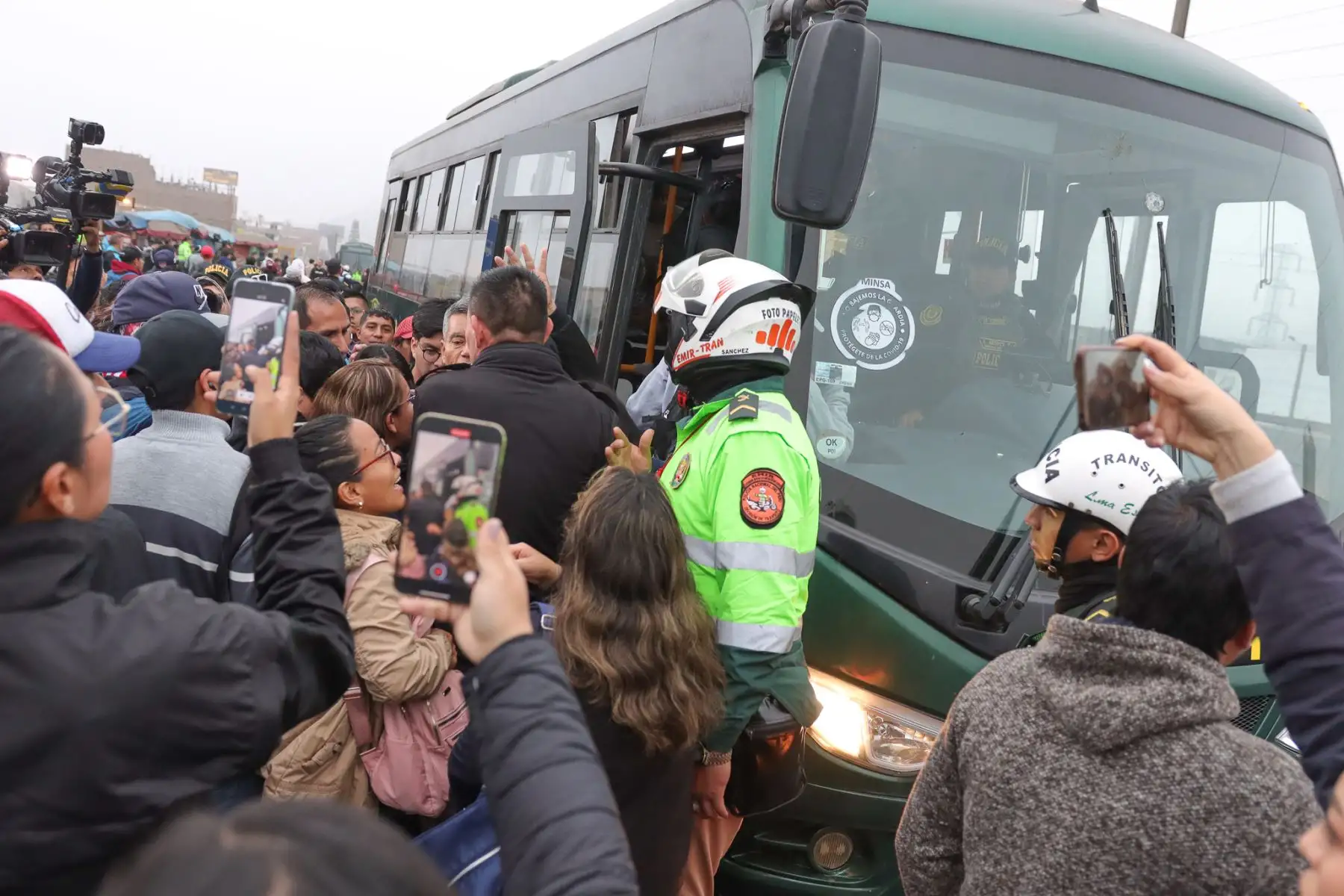 Policía Nacional, pone a disposición buses policiales para el transporte público, durante el paro convocado por grupos de transportistas en Lima y Callao. Foto: ANDINA/ Lino Chipana