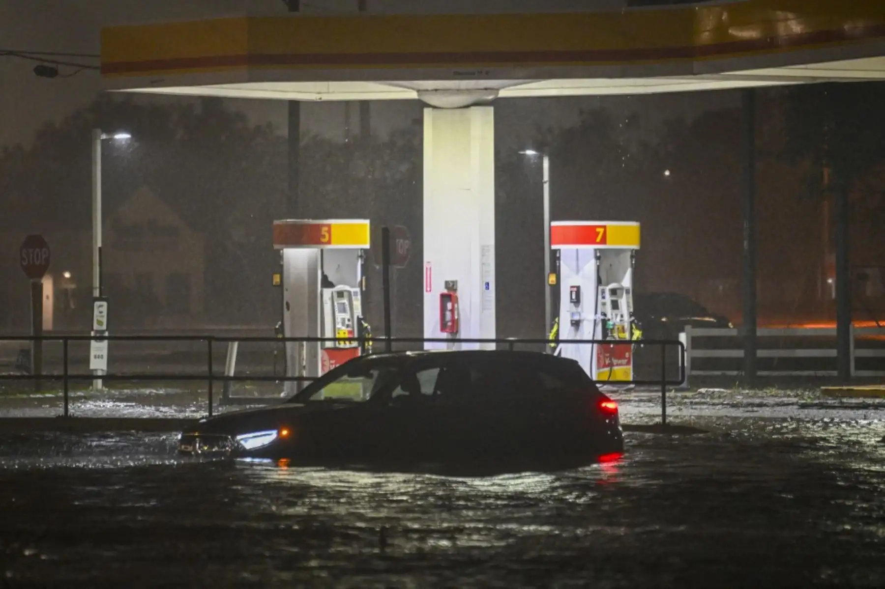 Un vehículo queda varado en una calle inundada de agua después de que el huracán Milton tocara tierra en Brandon, Florida. Foto: AFP