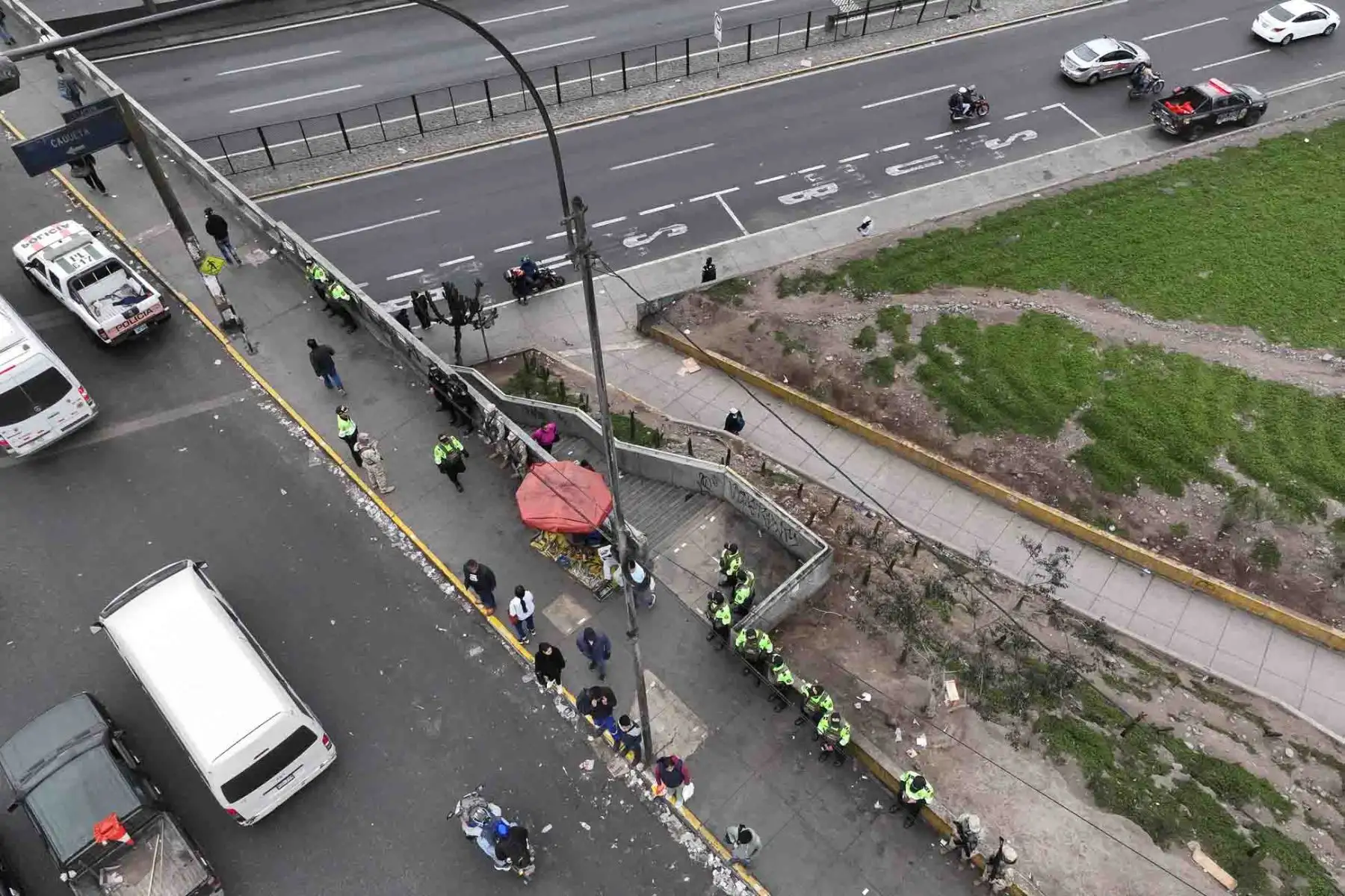 Efectivos de la Policía Nacional del Perú y de las Fuerzas Armadas se encuentran ubicados en las inmediaciones del puente El Trébol de la Av. Caquetá, preparados para actuar ante cualquier situación que se pueda suscitar durante el paro de transportes. Foto: ANDINA/Daniel Bracamonte