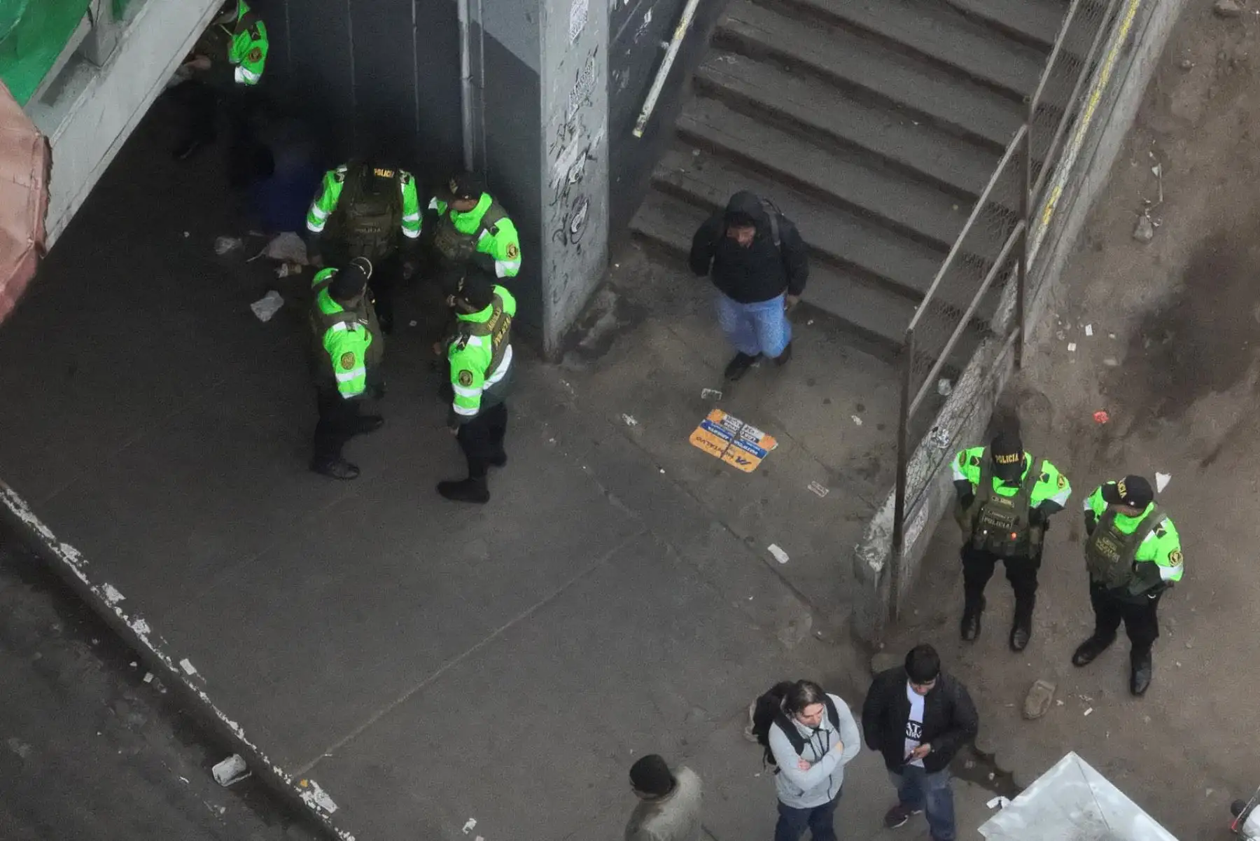 Efectivos de la Policía Nacional del Perú y de las Fuerzas Armadas se encuentran ubicados en las inmediaciones del puente El Trébol de la Av. Caquetá, preparados para actuar ante cualquier situación que se pueda suscitar durante el paro de transportes. Foto: ANDINA/Daniel Bracamonte