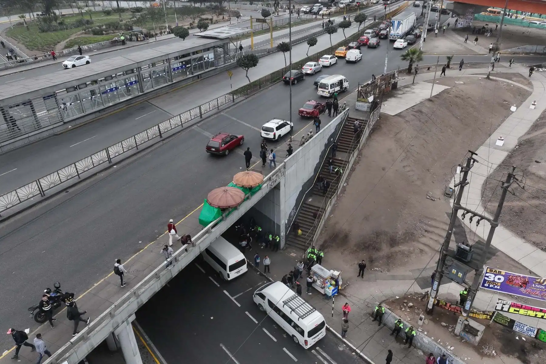 Efectivos de la Policía Nacional del Perú y de las Fuerzas Armadas se encuentran ubicados en las inmediaciones del puente El Trébol de la Av. Caquetá, preparados para actuar ante cualquier situación que se pueda suscitar durante el paro de transportes. Foto: ANDINA/Daniel Bracamonte