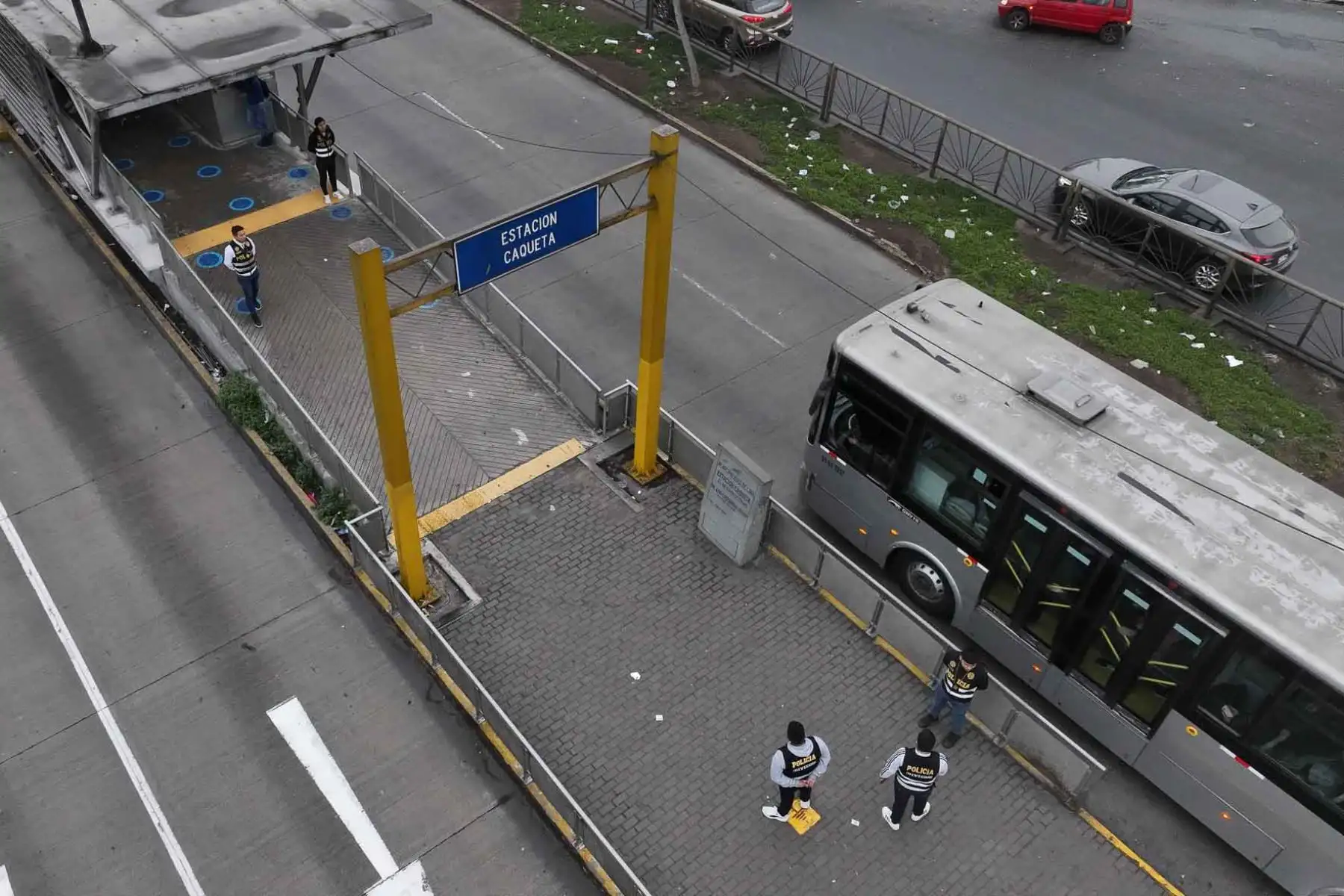 Efectivos de la Policía Nacional del Perú y de las Fuerzas Armadas se encuentran ubicados en las inmediaciones del puente El Trébol de la Av. Caquetá, preparados para actuar ante cualquier situación que se pueda suscitar durante el paro de transportes. Foto: ANDINA/Daniel Bracamonte