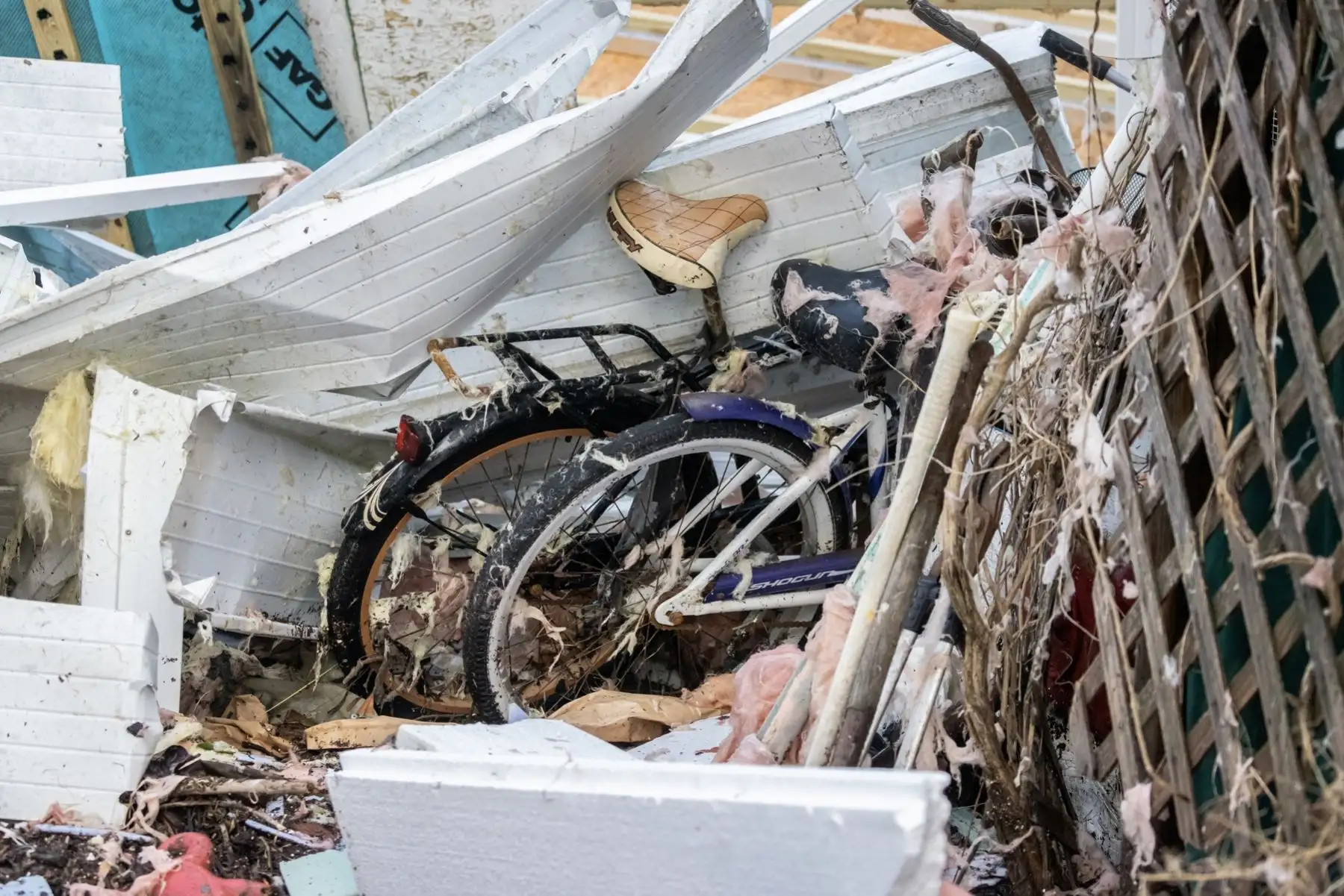 Las muertes ocurrieron en el condado de St. Lucie (Florida) antes de la llegada del ciclón, que a su paso ha dejado numerosos condados destruidos y a más de tres millones de personas sin electricidad, mientras las autoridades están respondiendo a miles de llamadas de rescate de ciudadanos atrapados. Foto: EFE