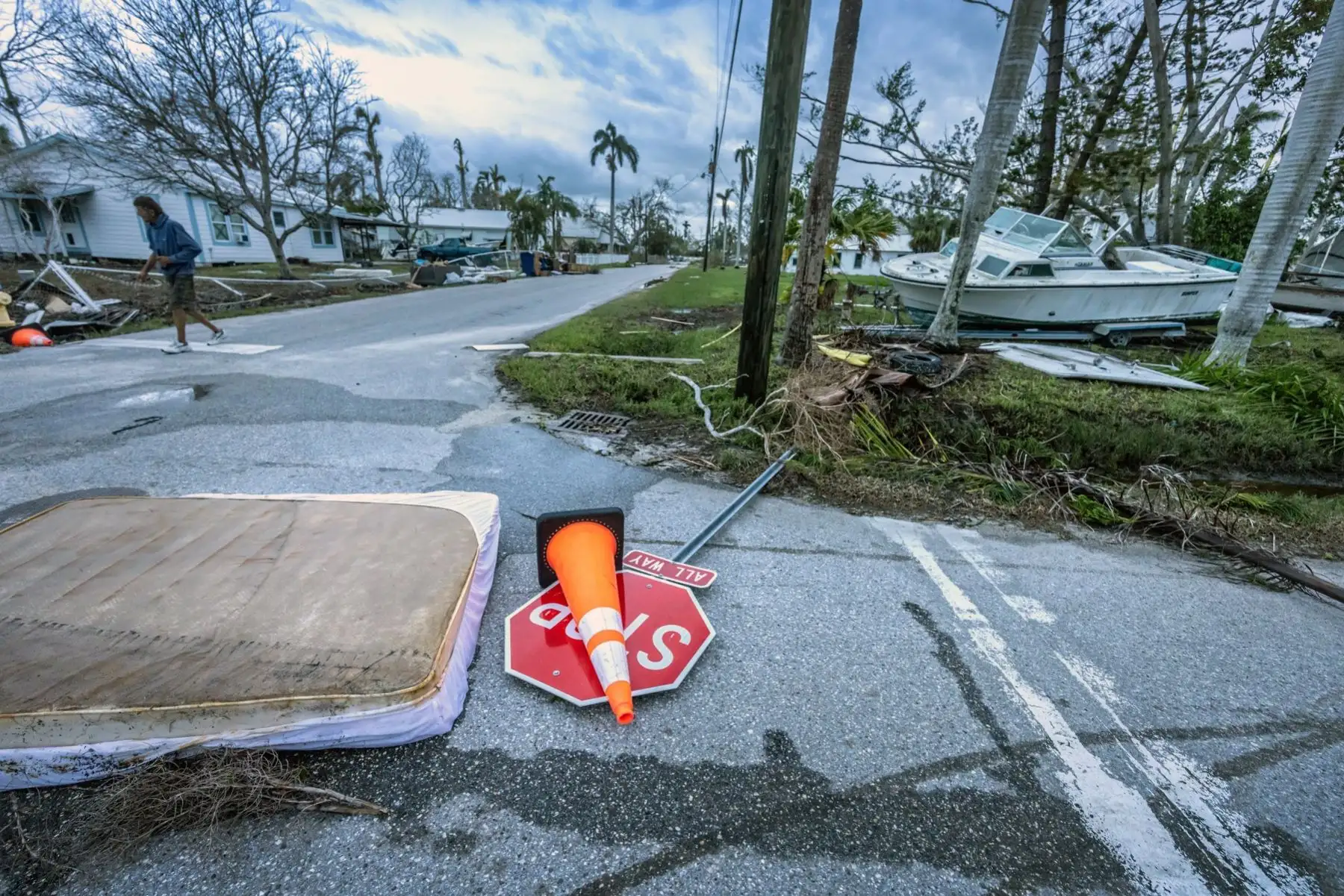 Las muertes por Milton en Florida aumentan al menos a cuatro, todos ellas debido a tornados ocurridos antes de la llegada del huracán, que ya salió esta mañana a mar abierto en la costa este del estado. Foto: EFE