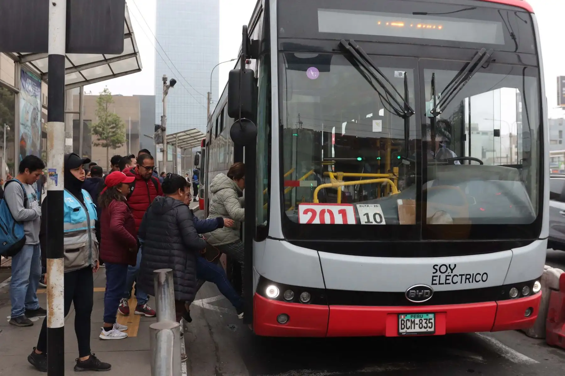 Servicio de transporte en la Línea 1 del Metro y empresas de servicio público en la avenida Javier Prado, durante el paro de transportistas. Foto: ANDINA/ Lino Chipana