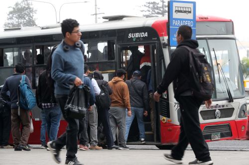 Trabajadores tendrán 2 horas de tolerancia para llegar a sus centros de labores. Foto: ANDINA/ Lino Chipana