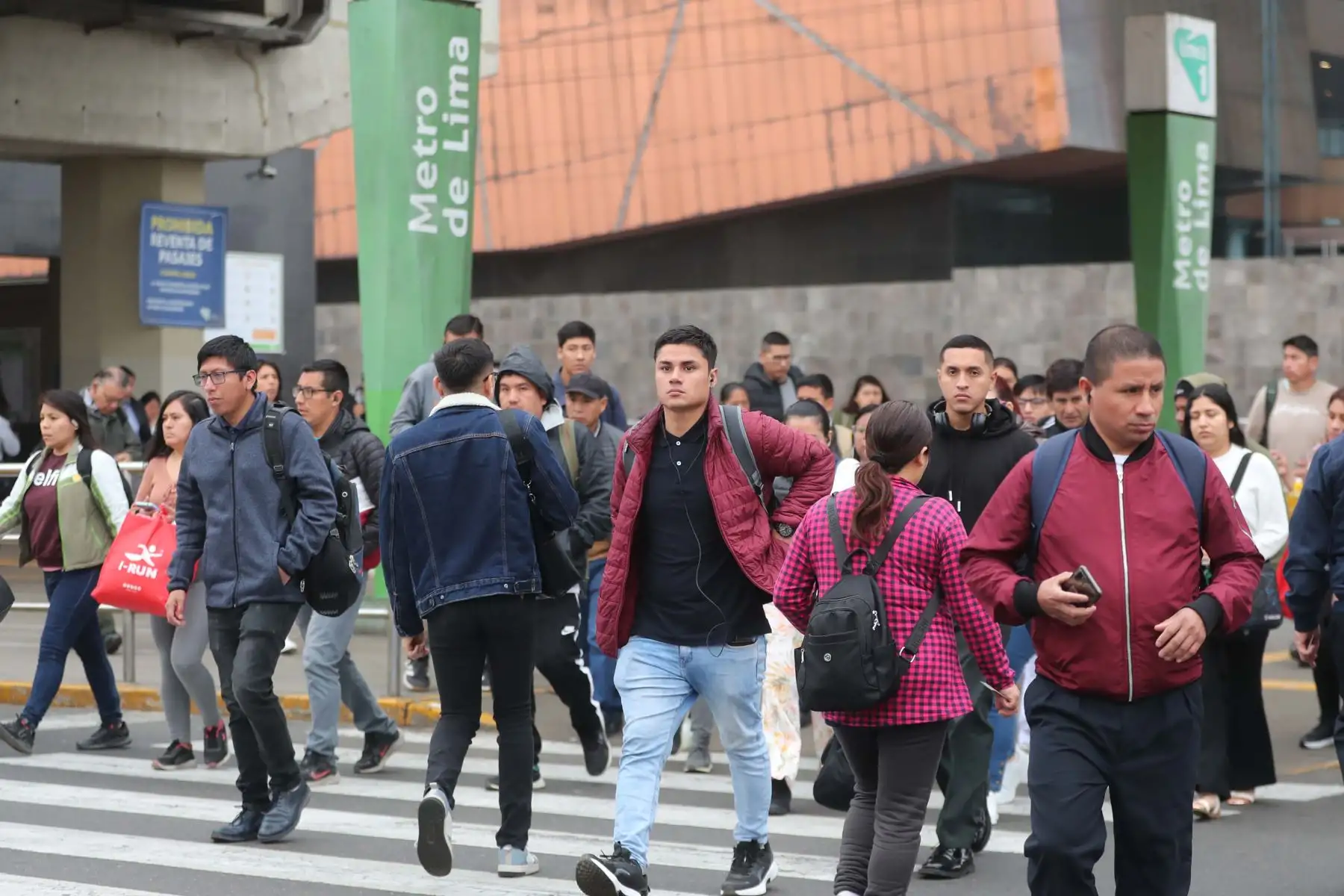 Servicio de transporte en la Línea 1 del Metro y empresas de servicio público en la avenida Javier Prado, durante el paro de transportistas. Foto: ANDINA/ Lino Chipana
