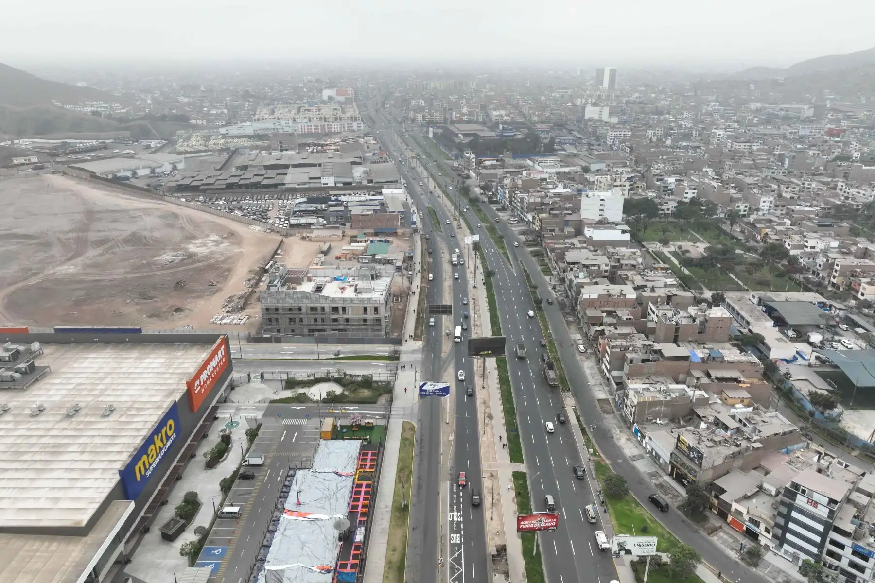 Así luce el cruce de las avenidas Panamericana Norte con Tomás Valle entre los distritos de Independencia y Los Olivos, durante el paro del transporte público anunciado para el jueves 10 de octubre. Foto: ANDINA/Daniel Bracamonte