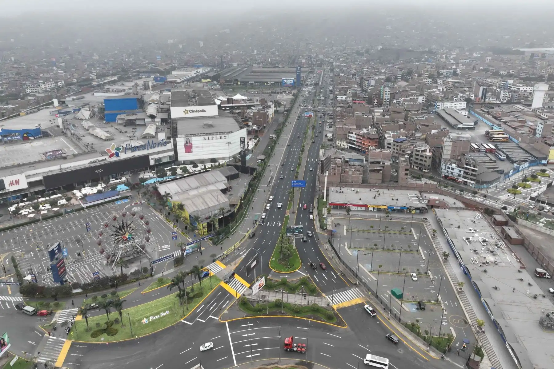 Así luce el cruce de las avenidas Panamericana Norte con Tomás Valle entre los distritos de Independencia y Los Olivos, durante el paro del transporte público anunciado para el jueves 10 de octubre. Foto: ANDINA/Daniel Bracamonte