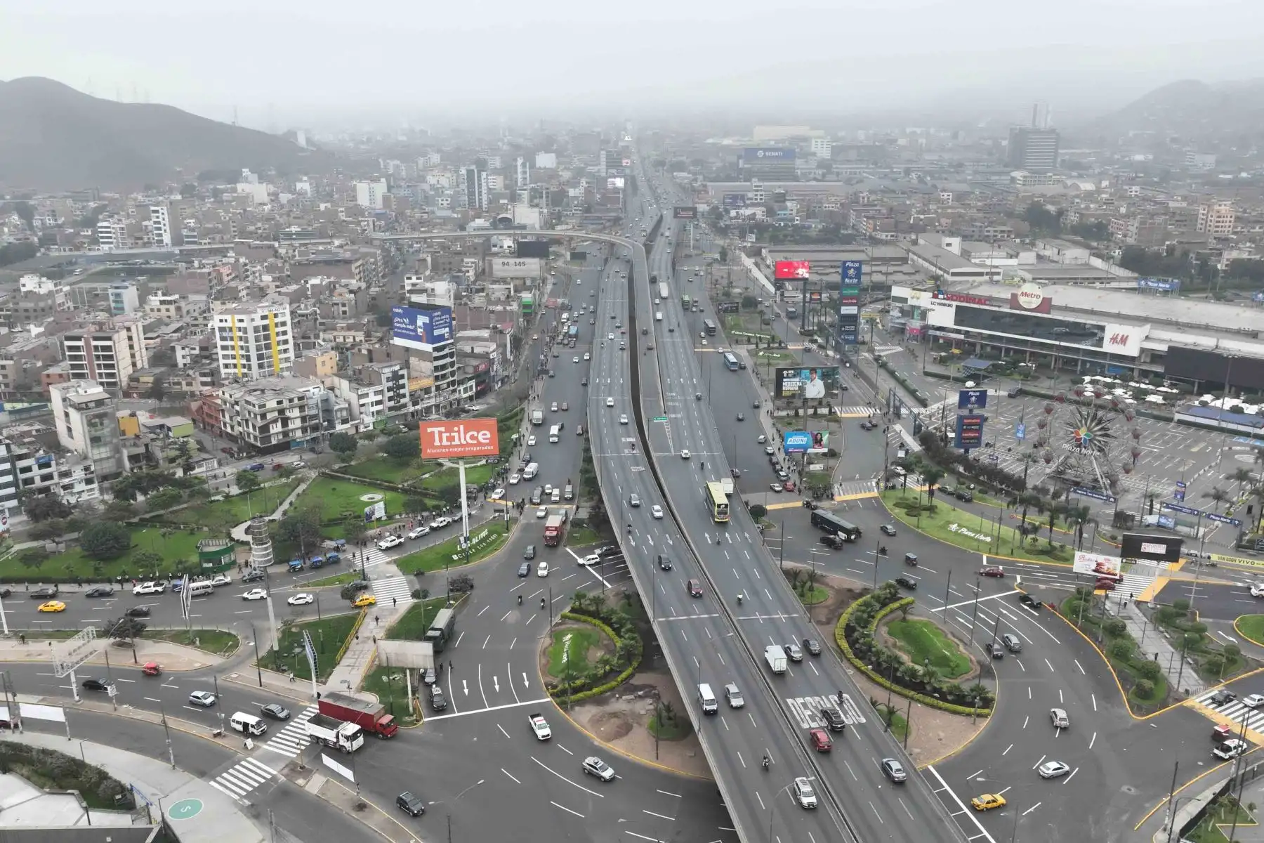 Así luce el cruce de las avenidas Panamericana Norte con Tomás Valle entre los distritos de Independencia y Los Olivos, durante el paro del transporte público anunciado para el jueves 10 de octubre. Foto: ANDINA/Daniel Bracamonte