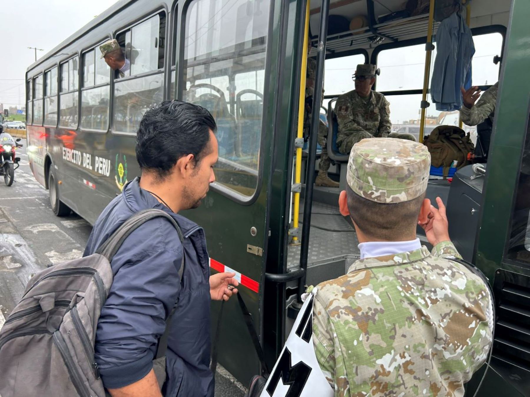 Buses del Ejército del Perú trasladan a la población durante paro de transportistas. Foto: ANDINA/Difusión