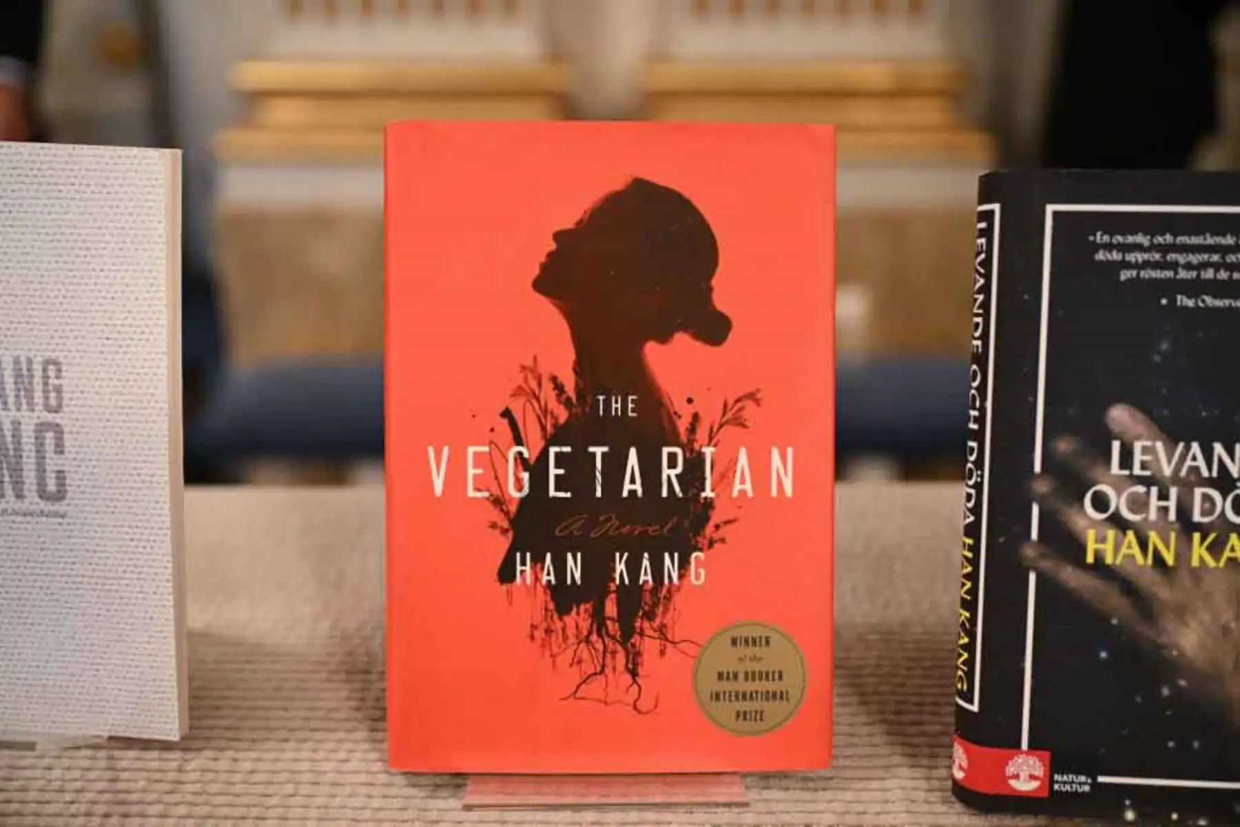 El libro de la autora surcoreana Han Kang se exhibe después de que fuera anunciada como ganadora del Premio Nobel de Literatura 2024 en la Academia Sueca de Estocolmo, Suecia. Foto: AFP