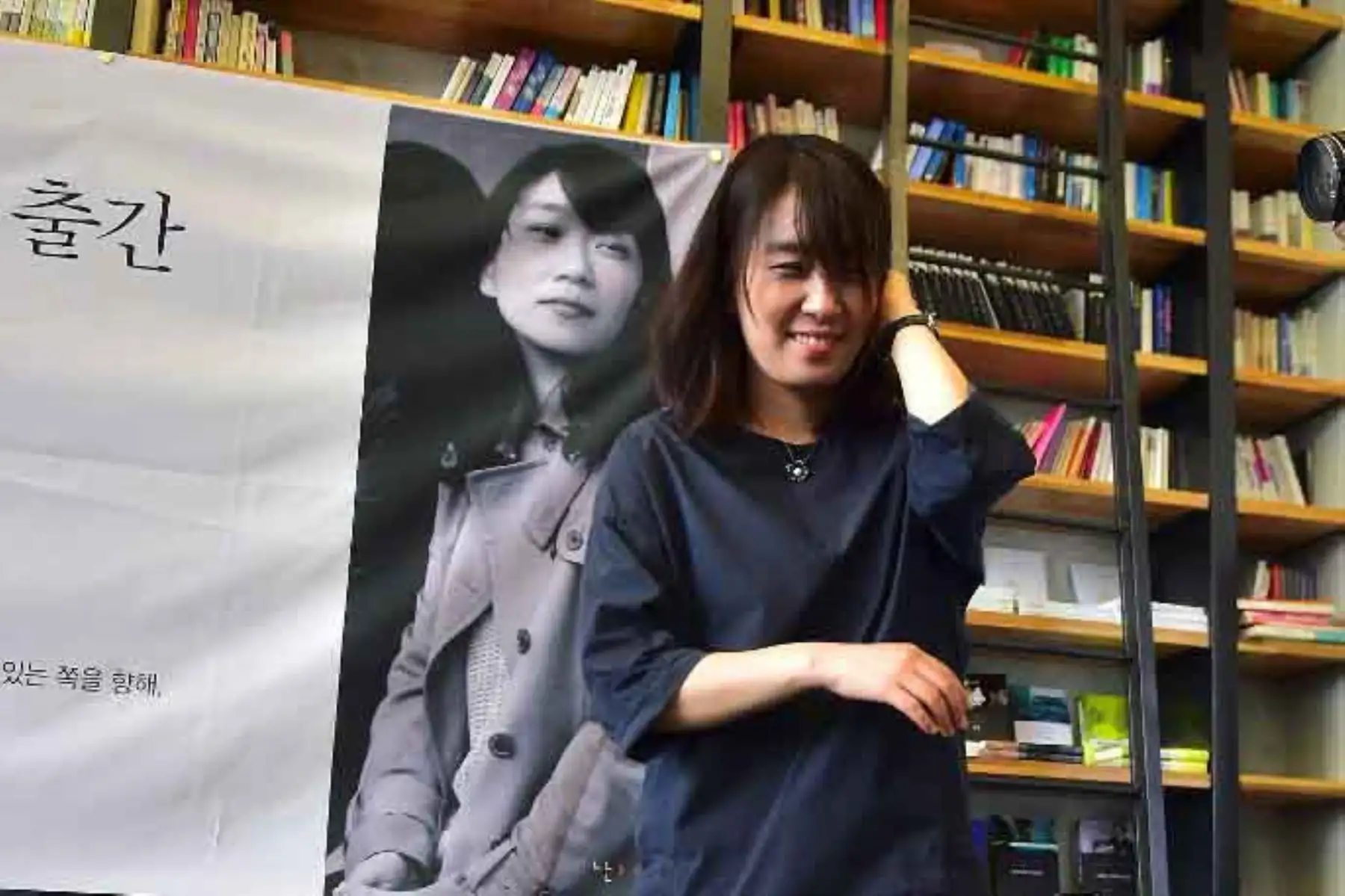 La autora surcoreana Han Kang, que ganó el Premio Internacional Man Booker, posa para una fotografía durante su primera conferencia de prensa desde el premio, en Seúl el 24 de mayo de 2016. Foto: AFP