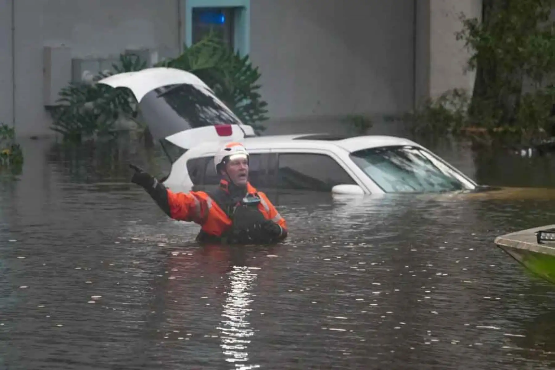 Socorristas afuera de un complejo de apartamentos que se inundó y se desbordó debido al huracán Milton en Clearwater, Florida. Foto: AFP