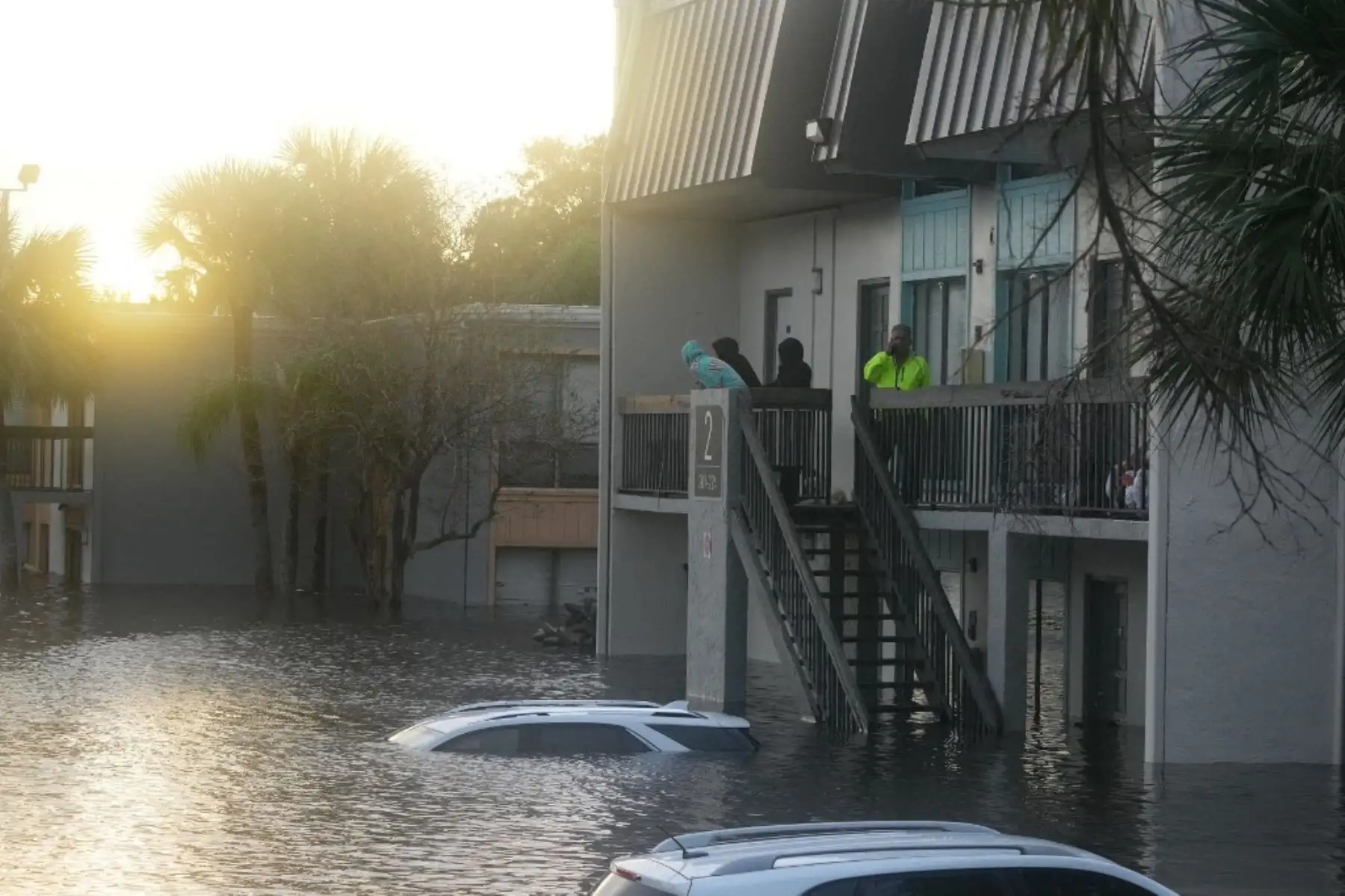 Socorristas afuera de un complejo de apartamentos que se inundó y se desbordó debido al huracán Milton en Clearwater, Florida. Foto: AFP