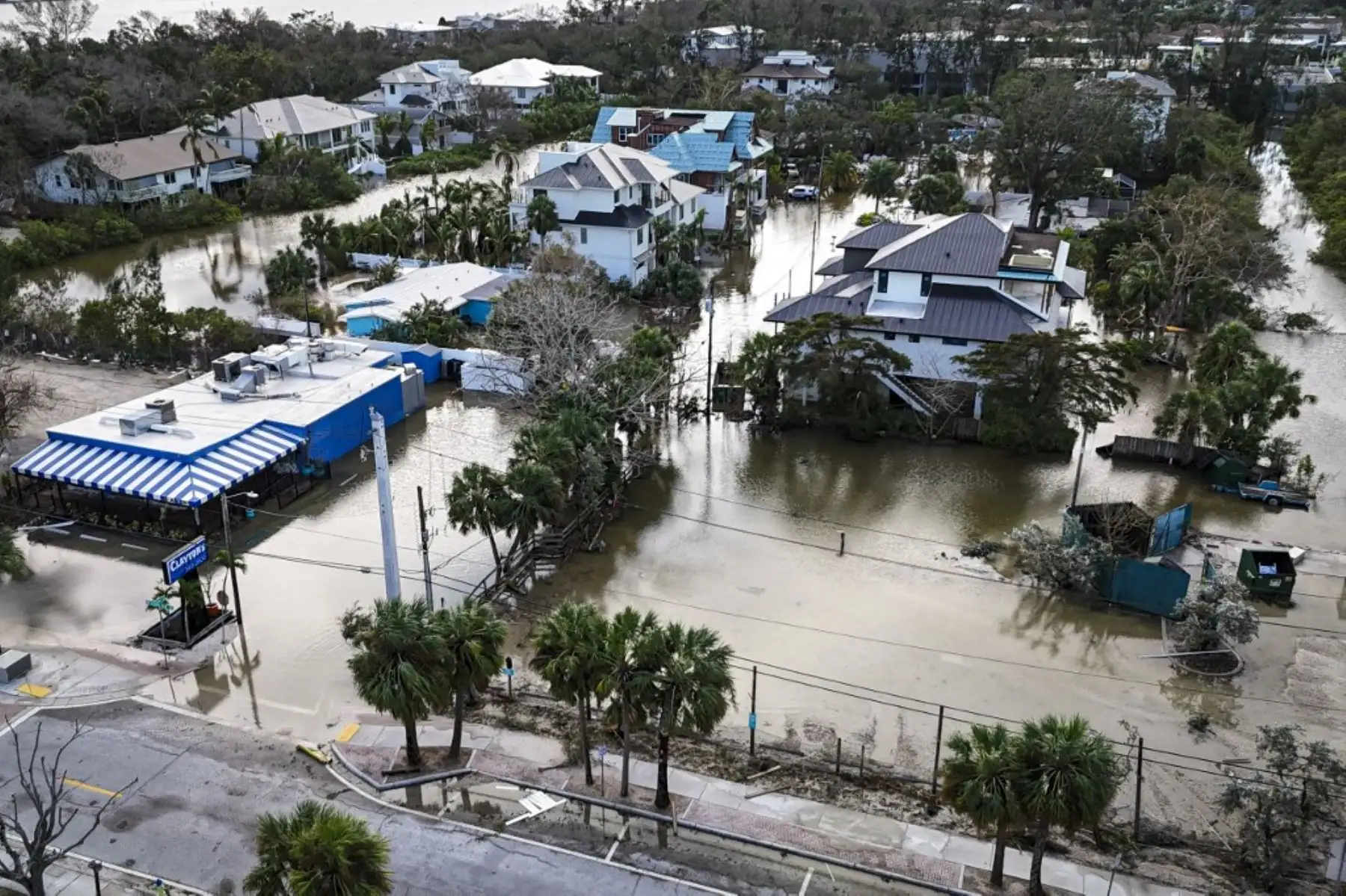 Una imagen de un dron muestra una calle inundada debido al huracán Milton en Siesta Key, Florida. Foto: AFP