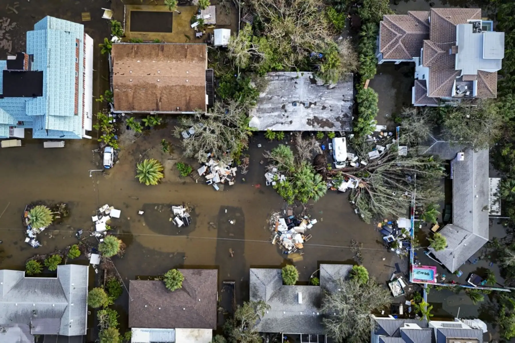 Una imagen de un dron muestra una calle inundada debido al huracán Milton en Siesta Key, Florida. Foto: AFP