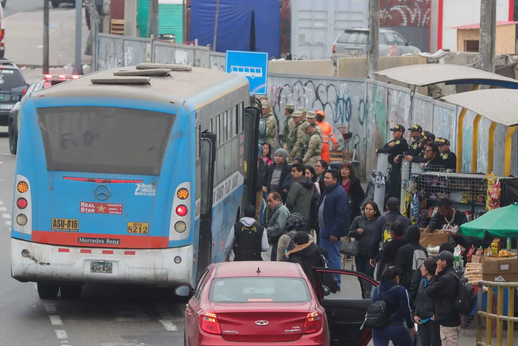 Policía Nacional con apoyo de las Fuerzas Armadas resguardan la seguridad Lima y Callao que se mantienen en calma durante las primeras horas del paro de transporte. Foto: ANDINA/ Lino Chipana